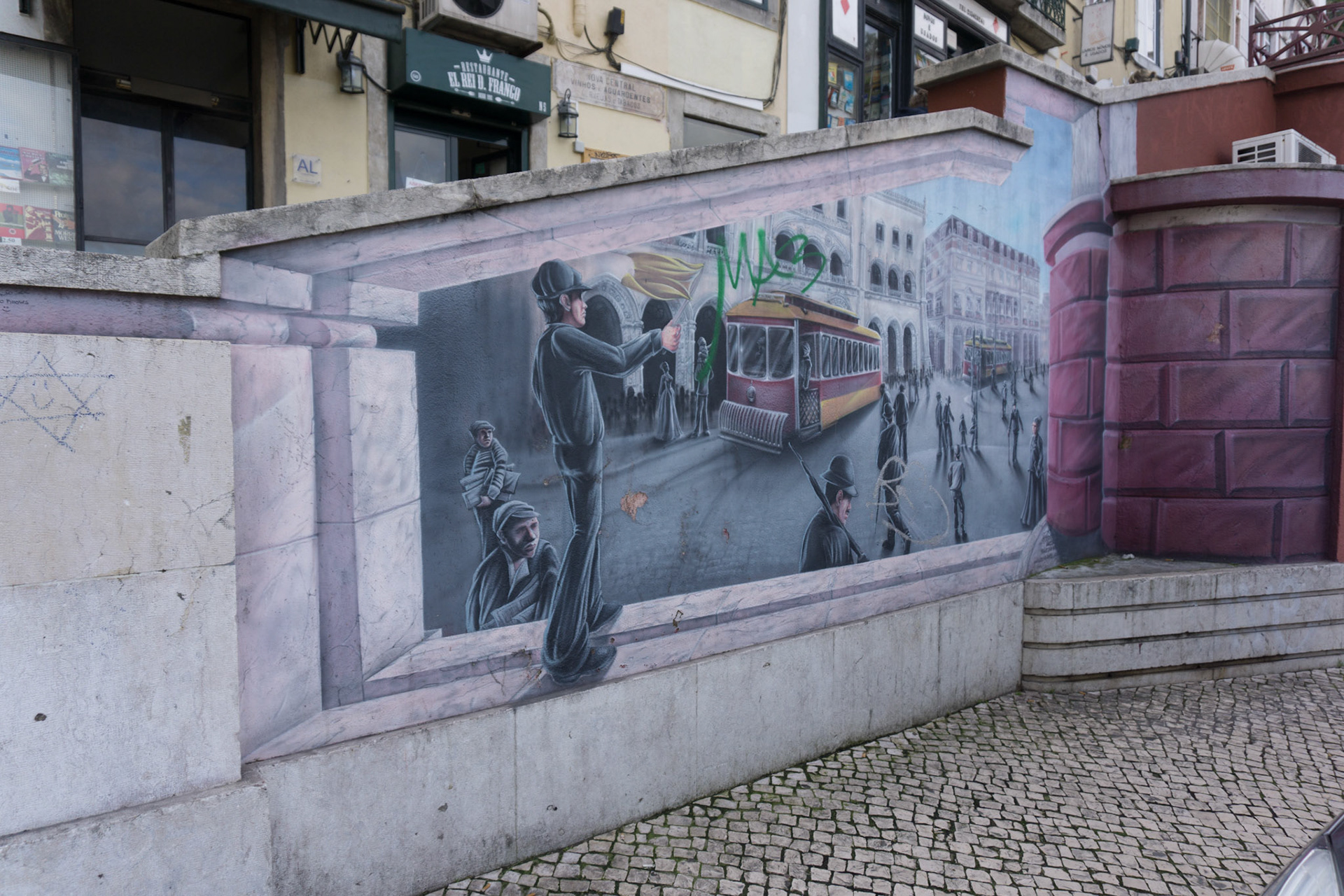 Tram op muur