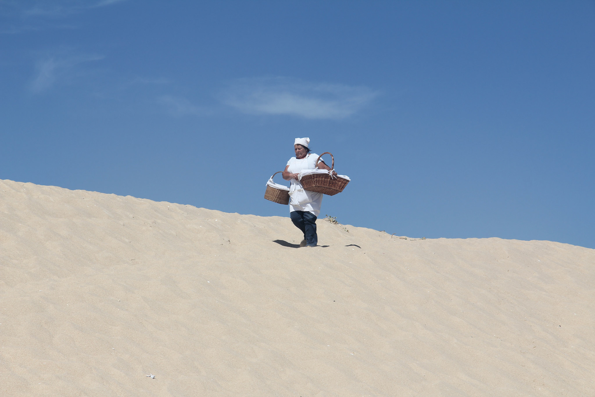 De bakker komt op strand