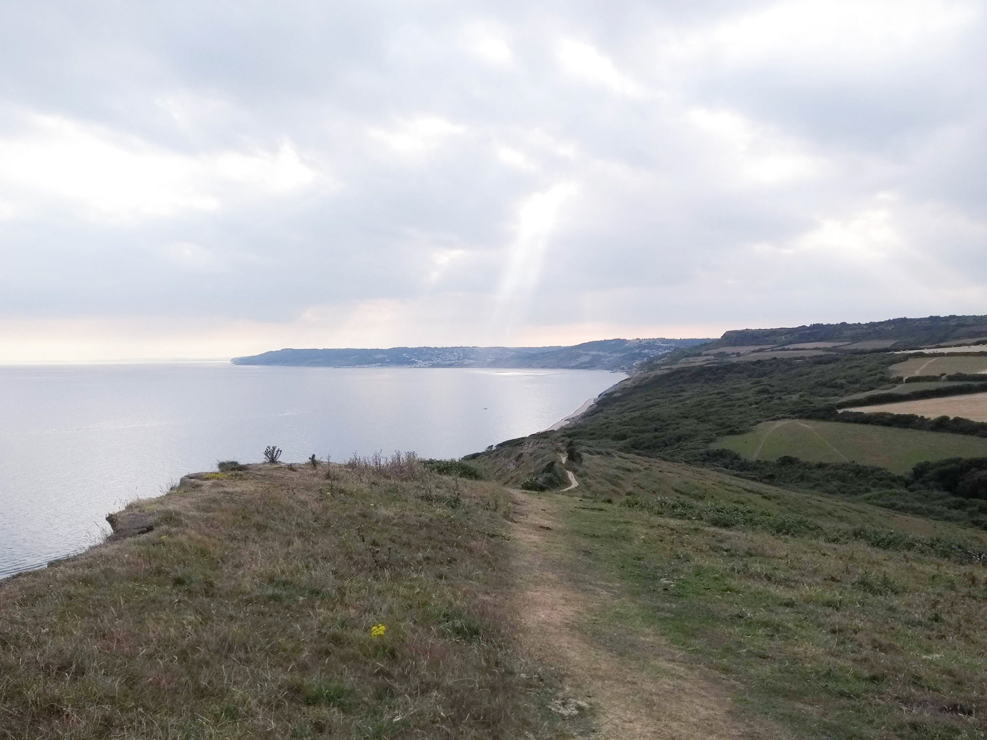 De zon schijnt bij Lyme Regis