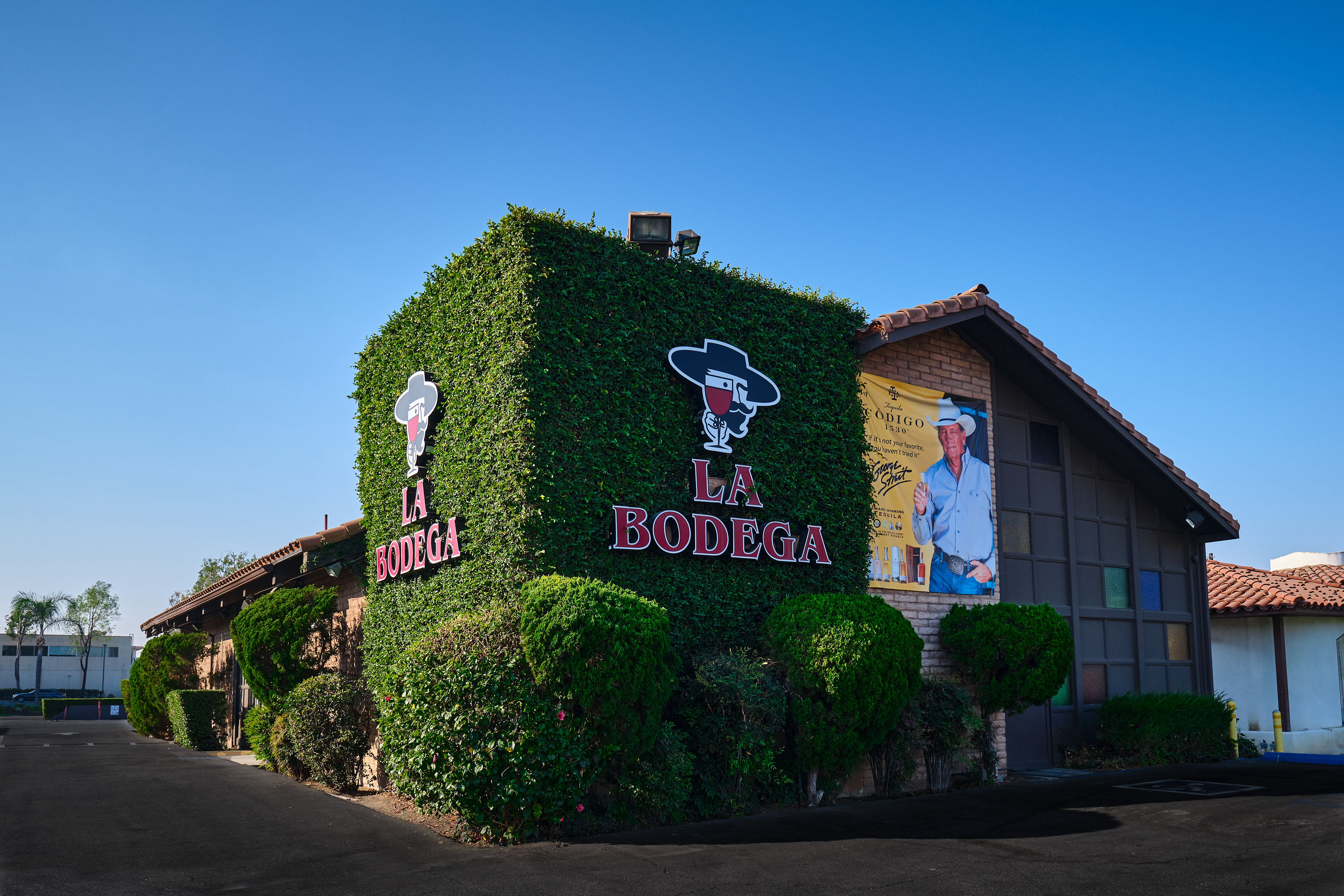 La Bodega Wine & Spirit store, Outside view