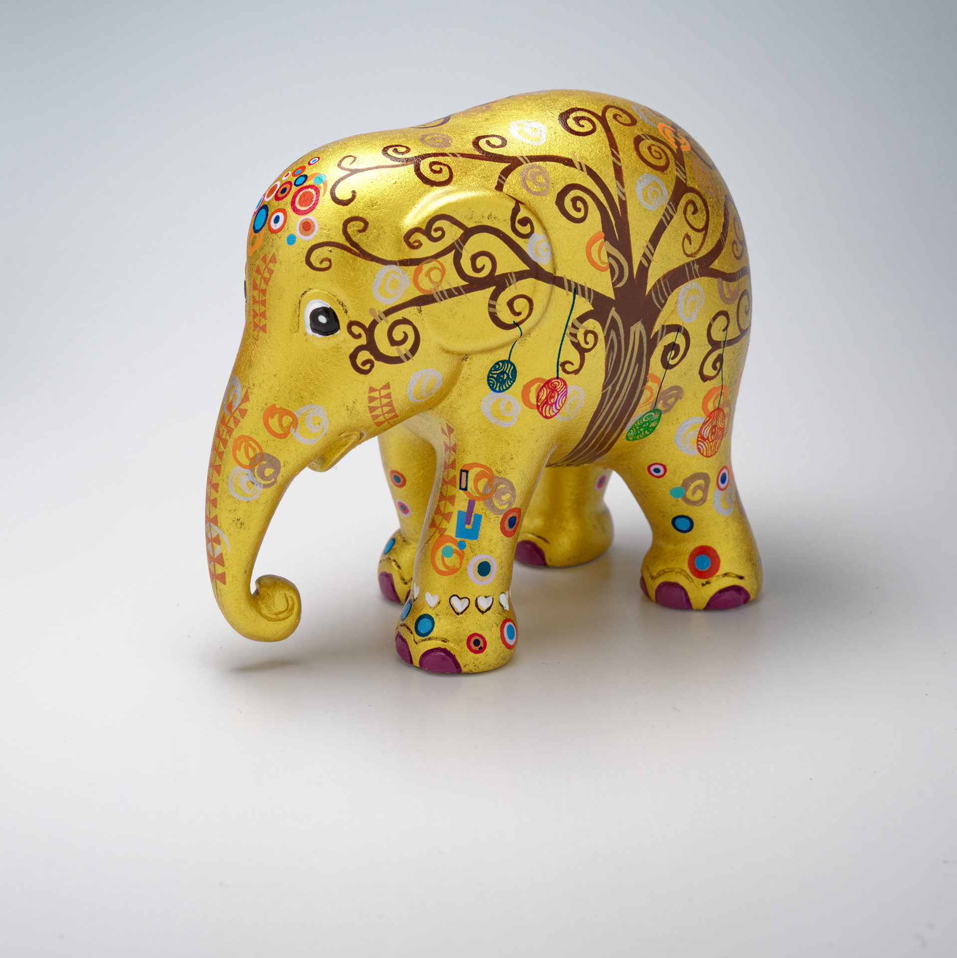 Elephant name: Tree of Life      Artist: Diana Francis      Parade: Hong Kong 2014