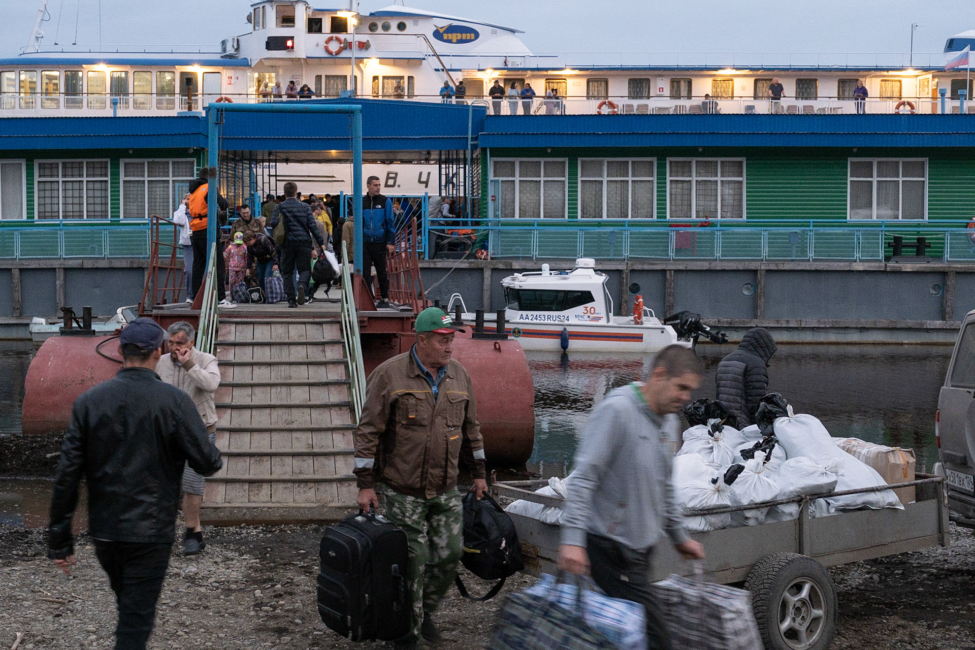 Passengers disembarking in the port of Turukhansk