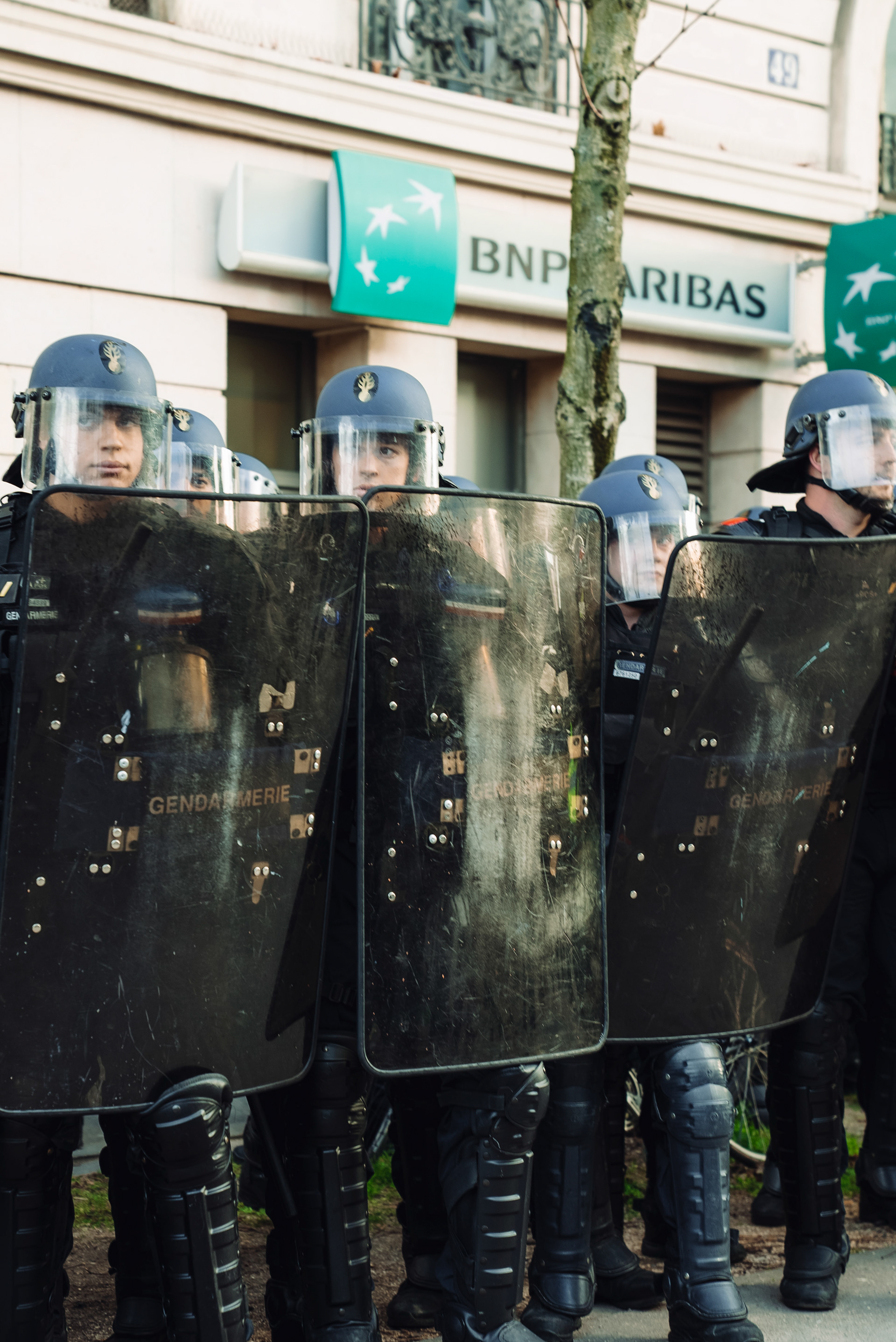 Police creating a barricade around BNP Paribas