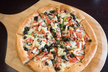 Plato Veggie Pizza Mushrooms, green peppers, onions, black olives, fresh spinach, pineapple, fresh tomatoes, mozzarella cheese, and pizza sauce.