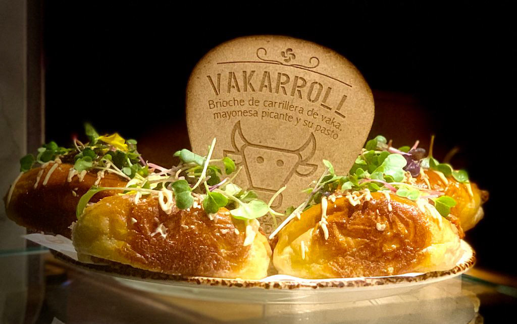 Vakarroll [brioche de carrillera de vaka, mayonesa picante y su pasto]