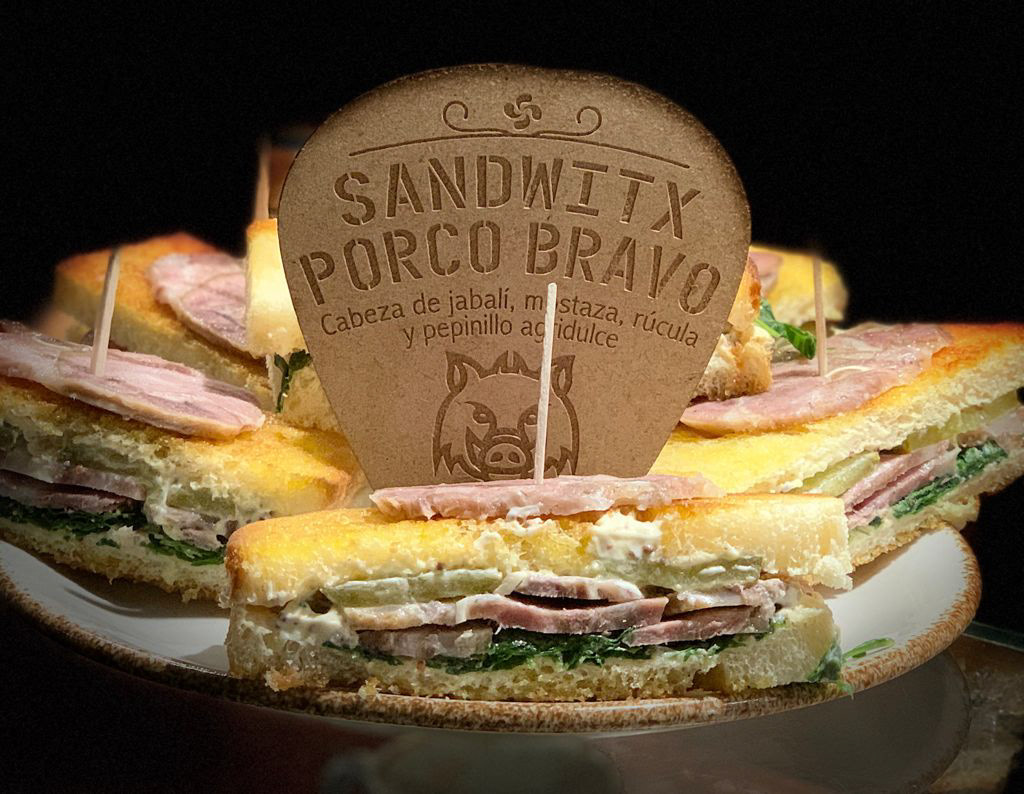 Sandwitx Porco Bravo [cabeza de jabalí, mostaza, rúcula y pepinillo agridulce]