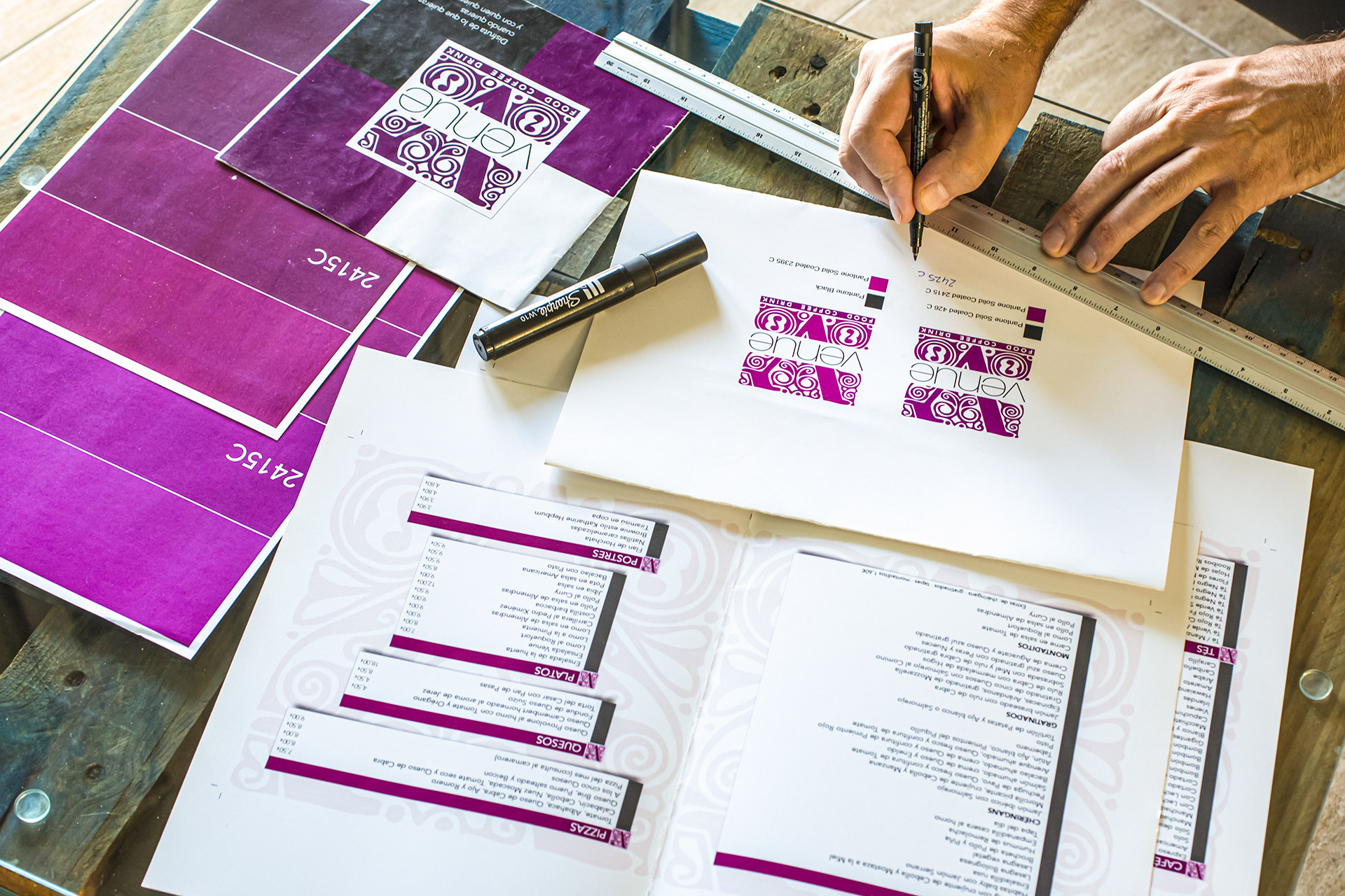 Dirección de marketing y comunicación, identidad de marca integral con branding, naming, claiming e identidad visual corporativa, diseño web con carta digital y entorno web, diseño gráfico de cartas, papelería corporativa, cartelería, rotulación y merchandising premium, producción visual con fotografía gastronómica, de producto e institucional y dirección de arte audiovisual y estrategia digital con posicionamiento SEO y campañas SEM y dirección estratégica 360º para posicionar Venue Coffee Food & Drinks como cafetería, restaurante y coctelería premium de referencia en Almería, por Lounge Creative, agencia de publicidad, branding hostelero y diseño web en Almería
