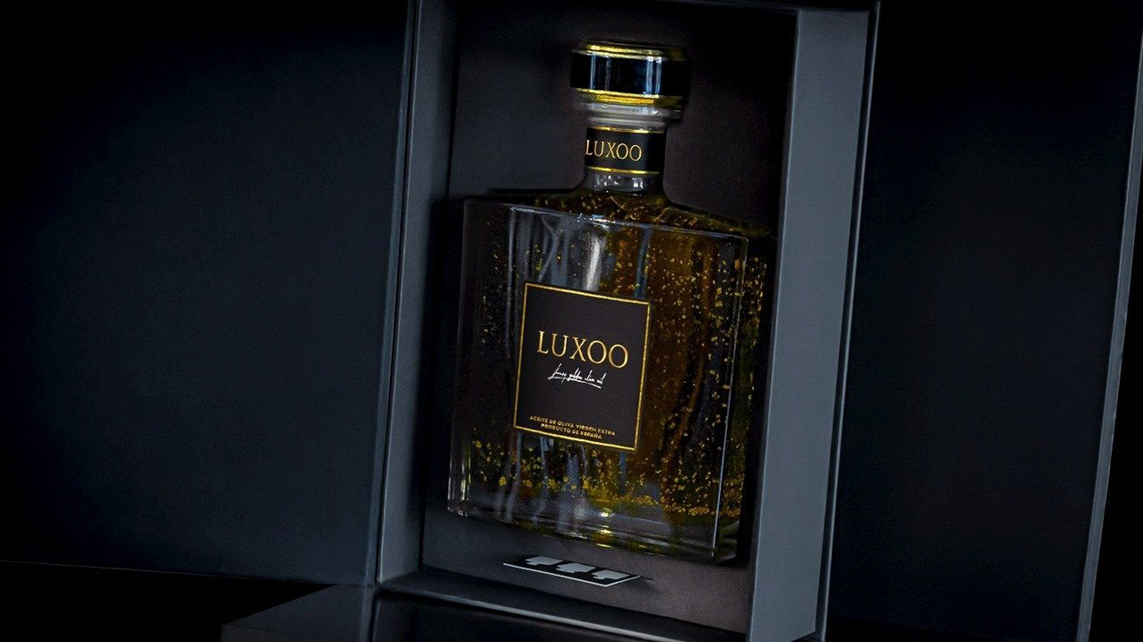 Botella LUXOO en su estuche premium. Packaging AOVE Almería.