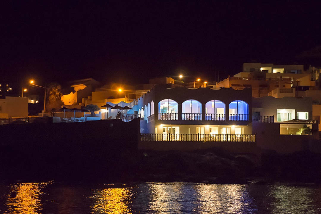  villa iluminada de noche, fotografía institucional para comunicación de prestigio