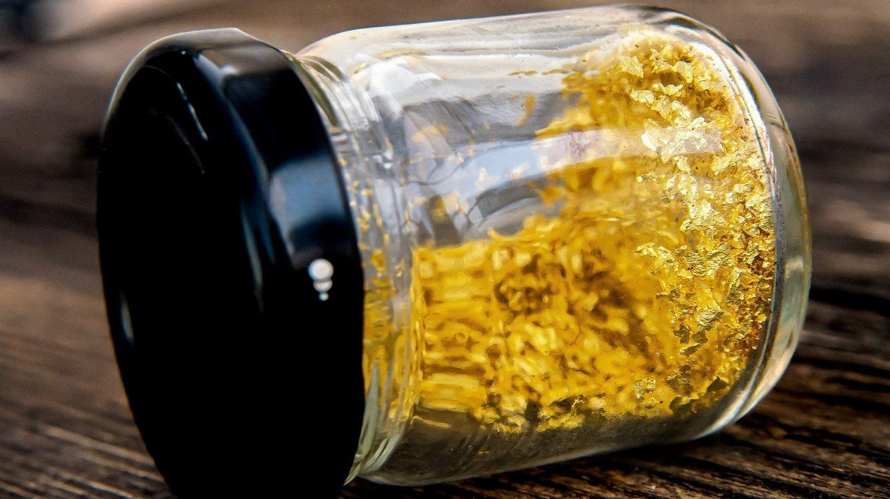 Bote con oro 24K, ingrediente base del AOVE de lujo.