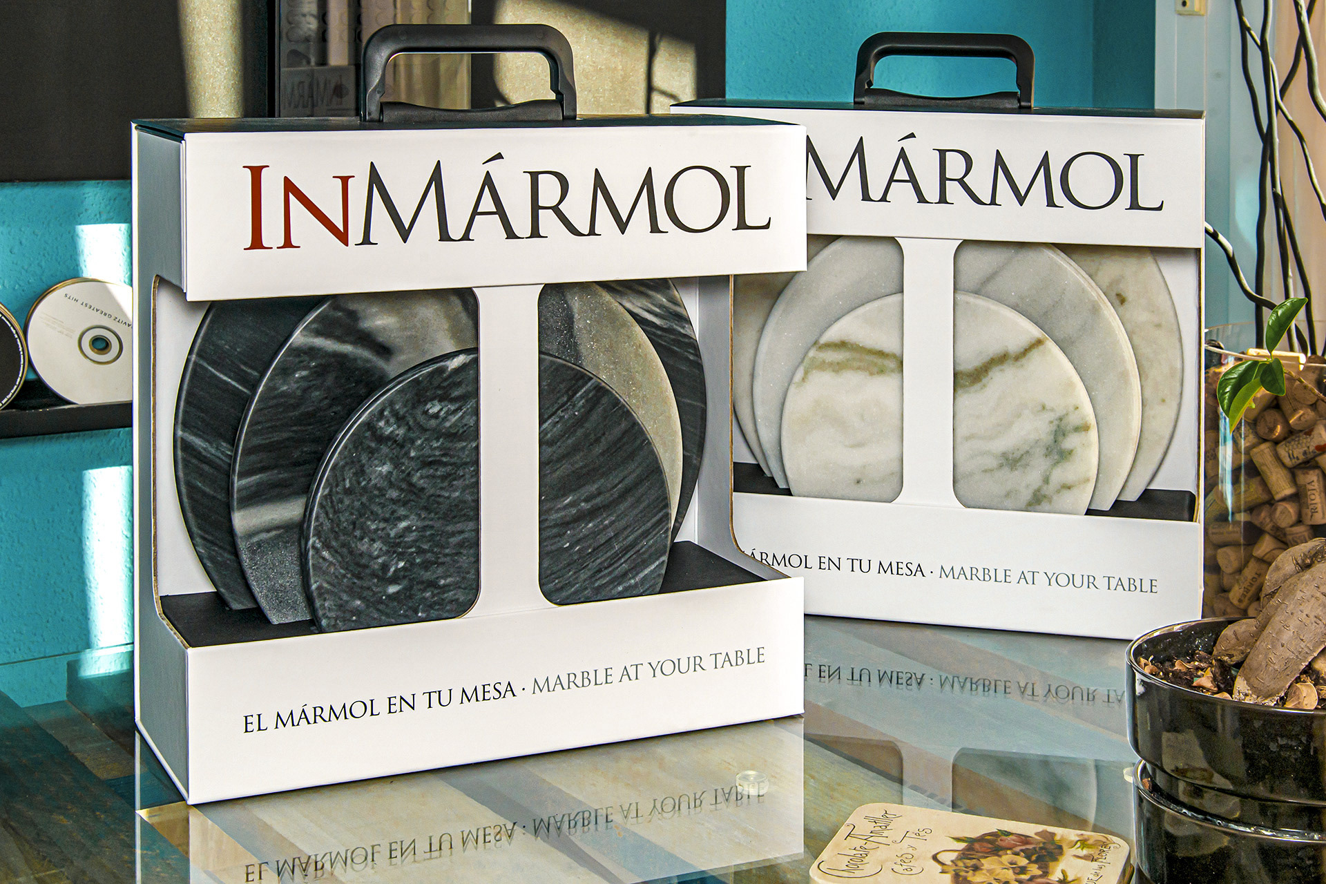 Packaging InMármol con vajilla de mármol de alta gama. Proyecto de creación de marca de lujo para piezas exclusivas de mesa en piedra natural de Macael por Lounge Creative, agencia de branding en Almería, y Marcelo Maussé.
