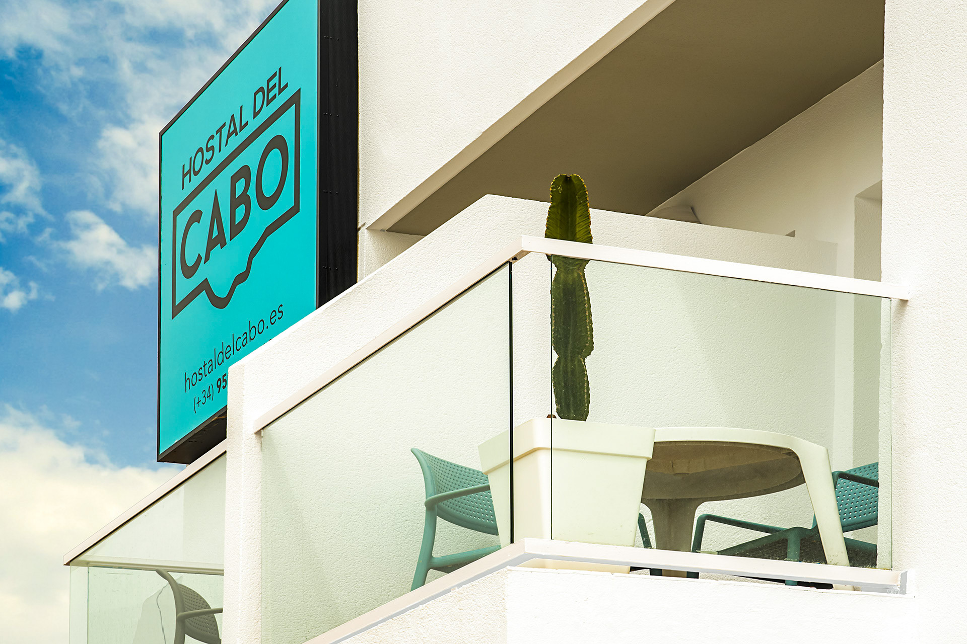 Arquitectura de marca con naming, branding, claiming e imagen corporativa y desarrollo de producto turístico, diseño gráfico y editorial para catálogos, papelería corporativa y merchandising, fotografía de producto, corporativa e institucional, dirección ejecutiva de marketing y comunicación con estrategia 360º y posicionamiento y visibilidad con marketing digital SEO y SEM para dominar motores de búsqueda, captar demanda cualificada de viajeros y maximizar reservas directas para Hostal del Cabo, refugio de exclusividad y descanso en el corazón del Parque Natural Cabo de Gata-Níjar en San José, parte integral del Grupo Confort y Sabor, por Lounge Creative, agencia de publicidad, branding turístico y marketing digital en Almería, bajo dirección creativa de Marcelo Maussé