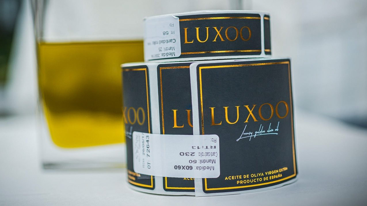 Rollos de etiquetas LUXOO. Impresión premium oro negro.