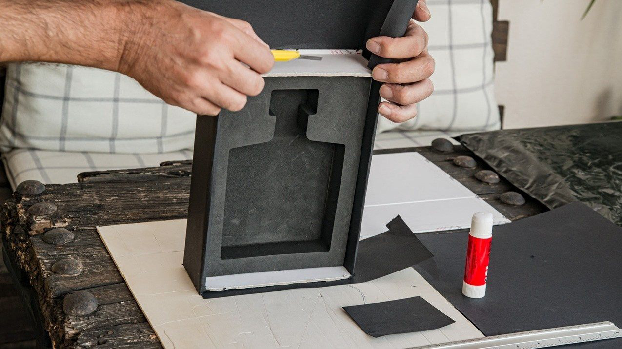 Fabricación artesanal de caja troquelada con espuma interior LUXOO.