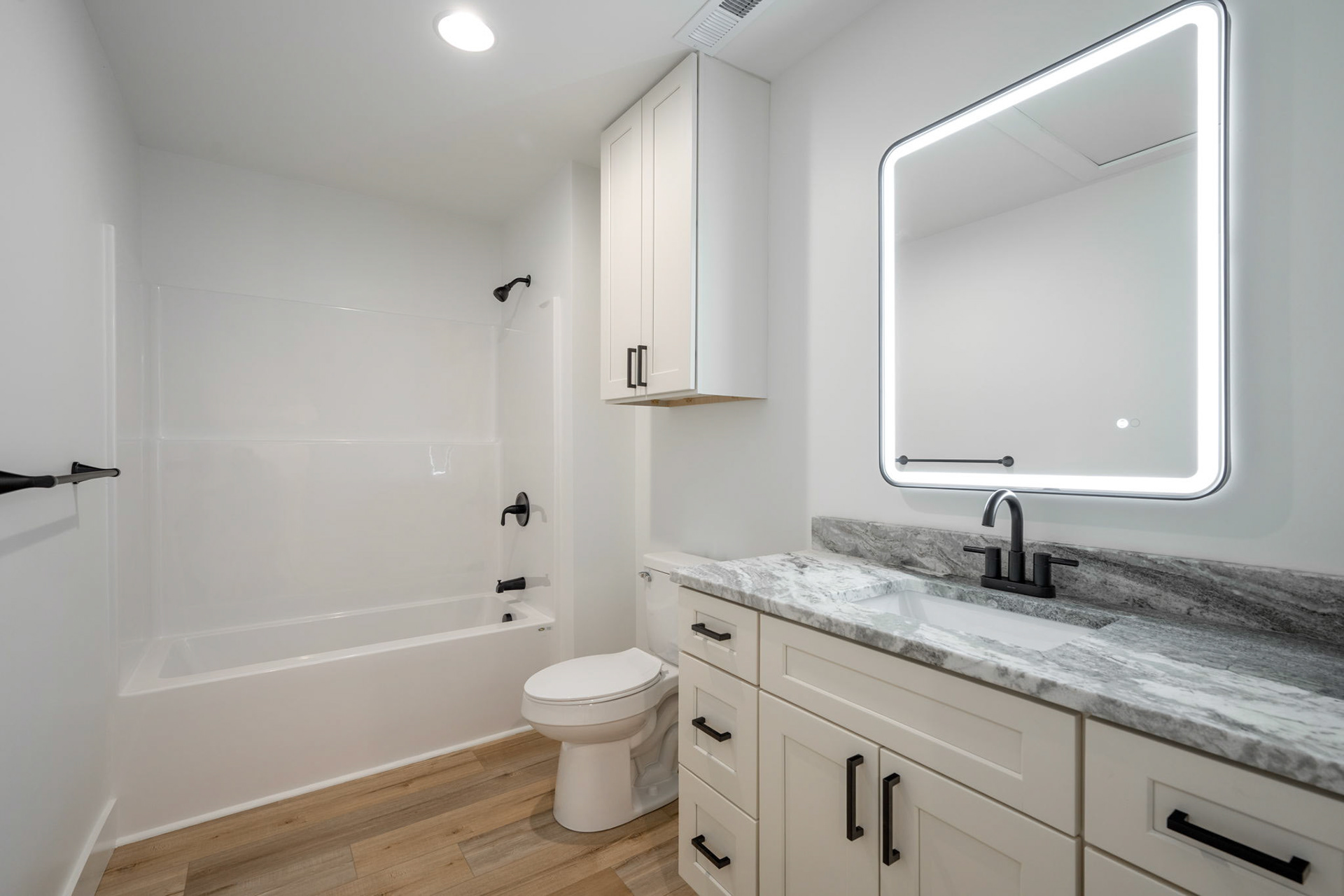 Upstairs 2nd Full Bathroom