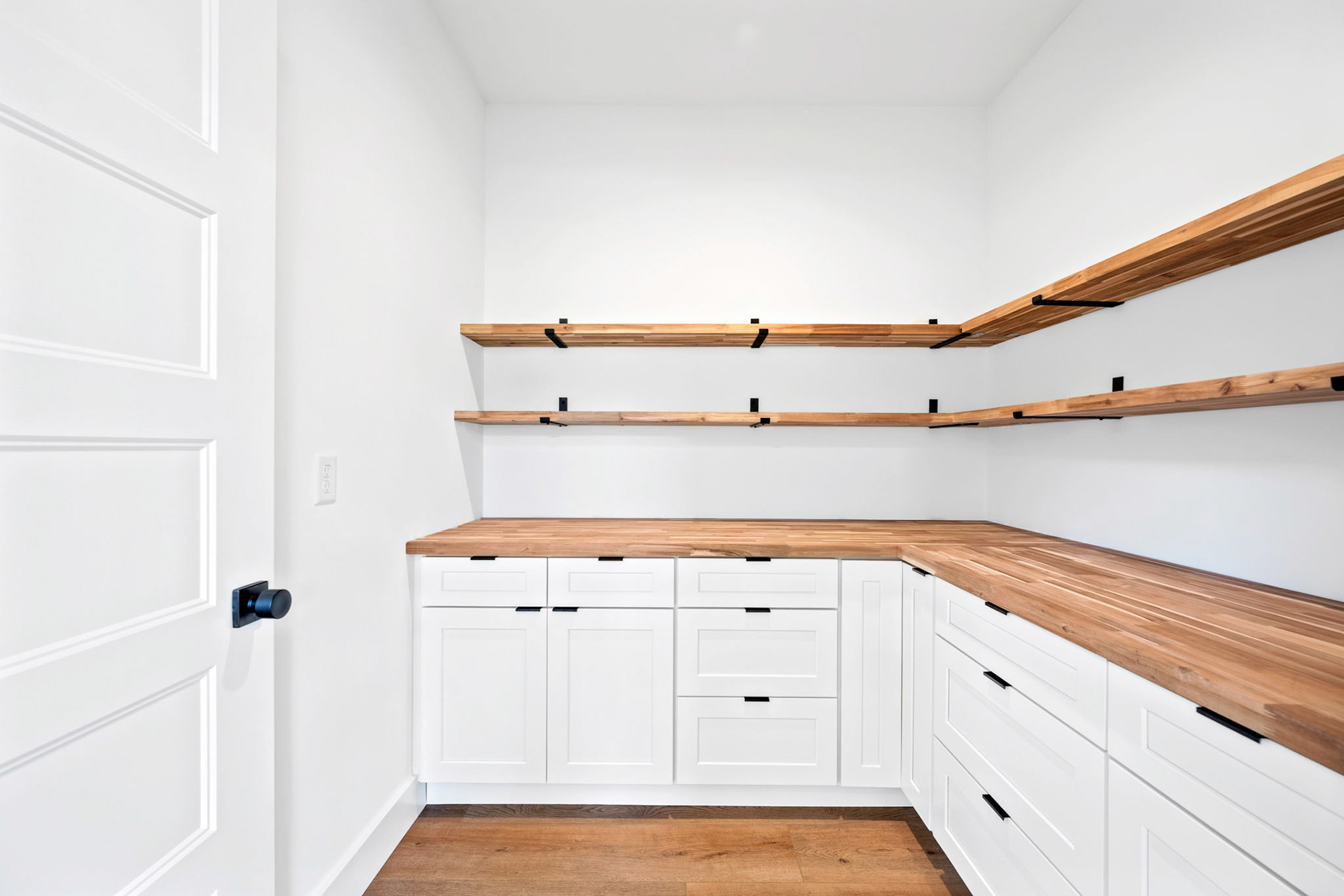 Walk-In Pantry 