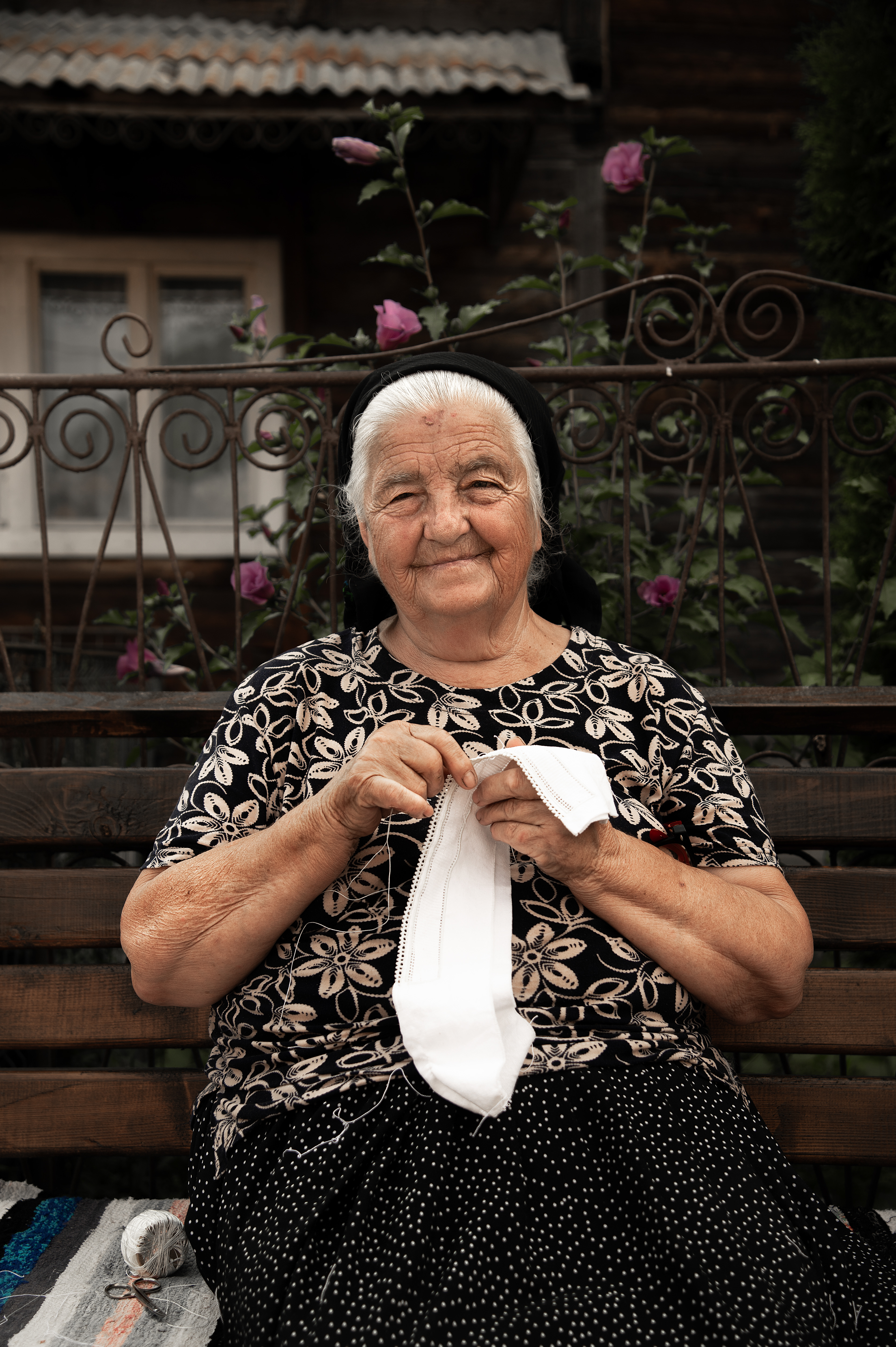 Signora che ricama, Romania