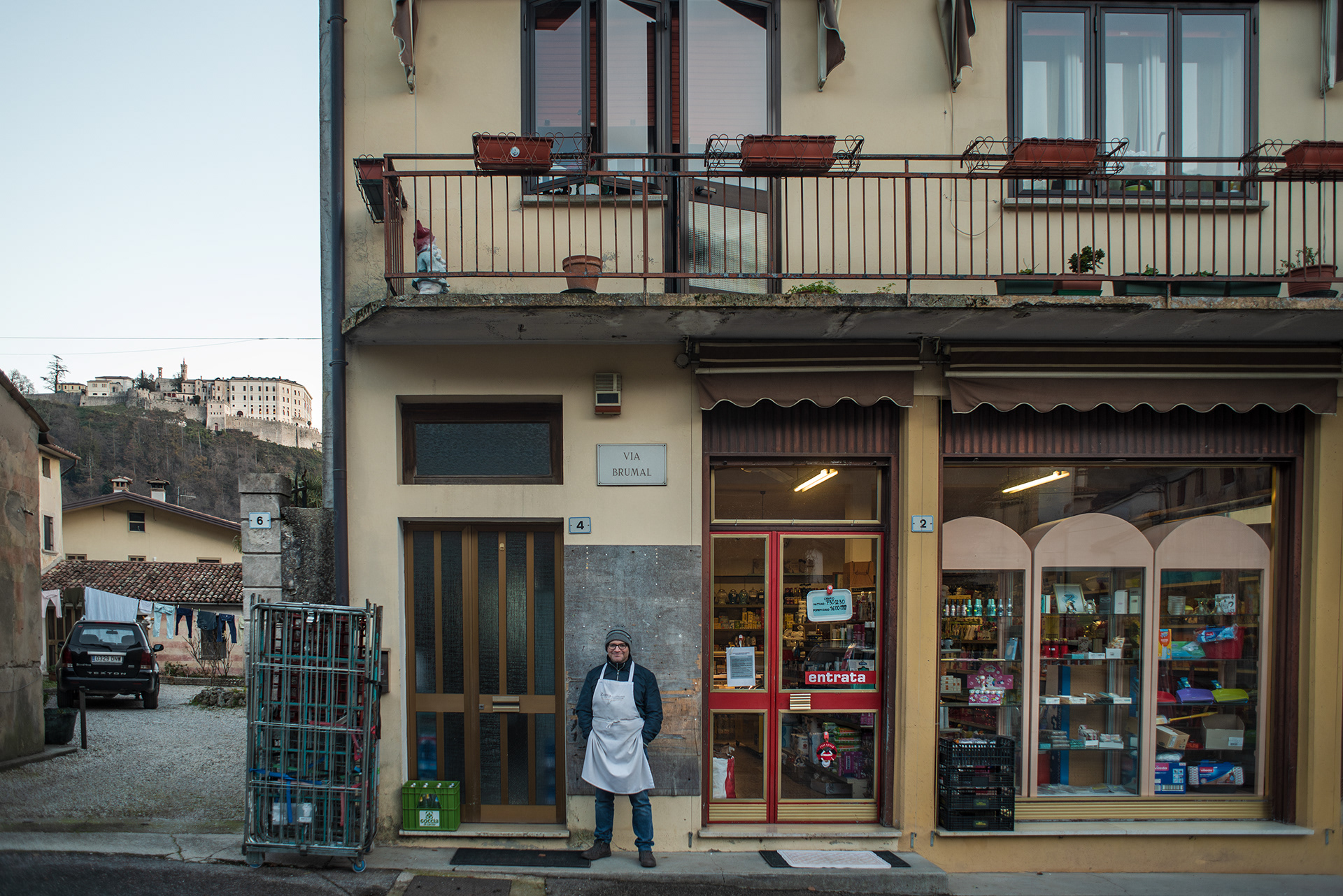 Patrik di fronte alla sua bottega