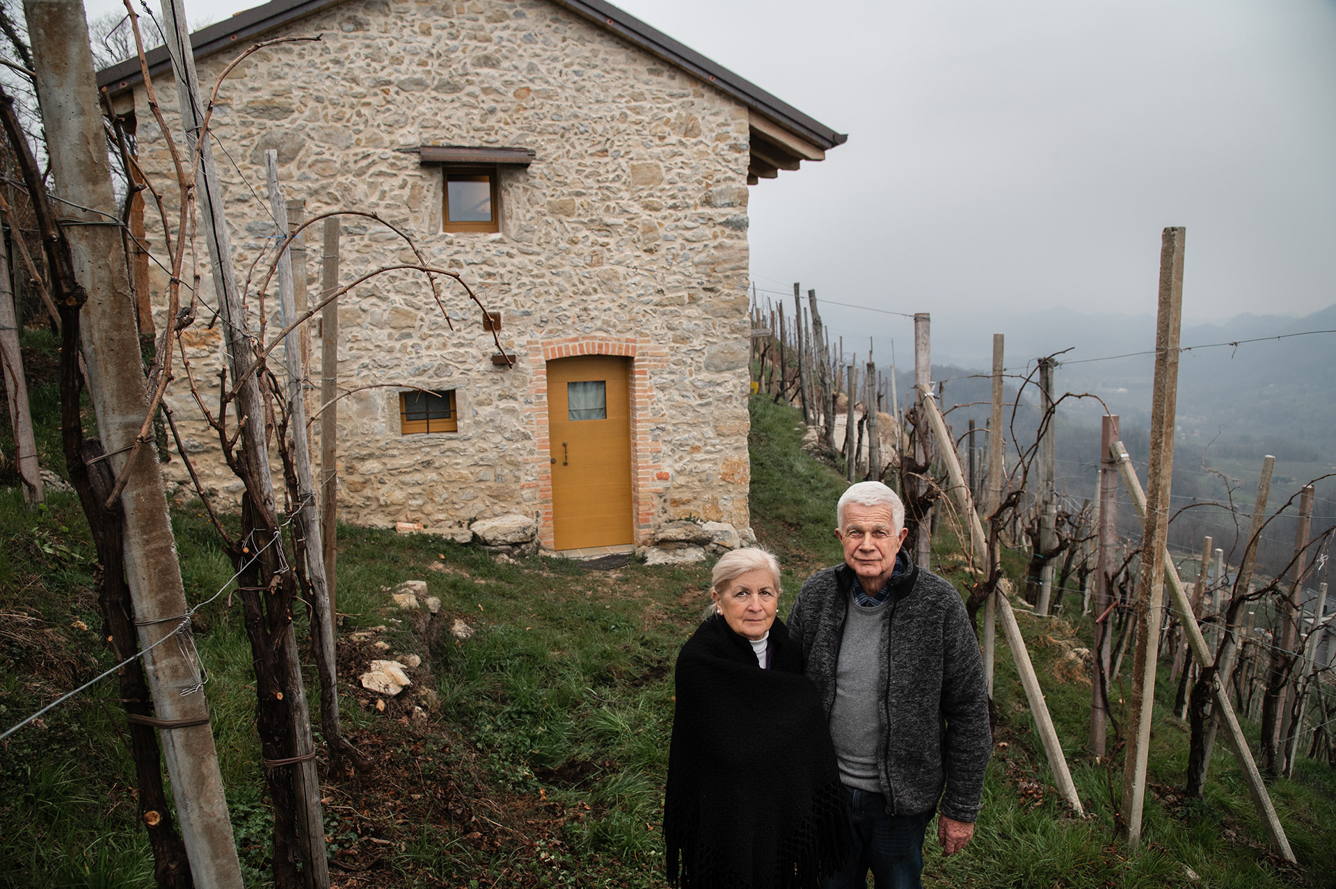 I signori Renzo e Roberta di fronte alla loro casa museo