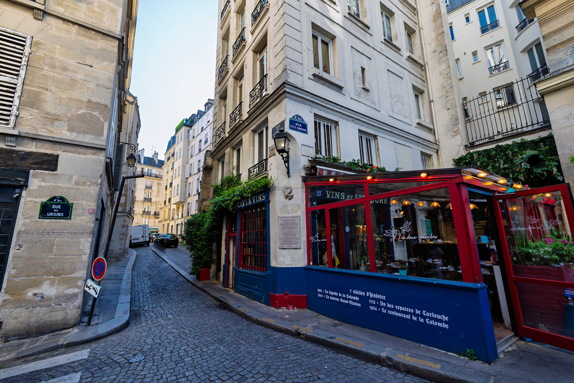 During excavation in 1868, remains of Gallo-Roman walls were found here, and a dove built its nest among the ruins, giving rise to the street name Rue de la Colombe (Street of the Dove).