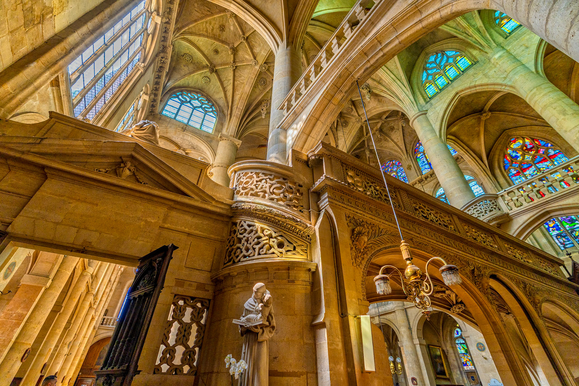 View toward the nave with Saint Geneviève ve watching over from the wall above.