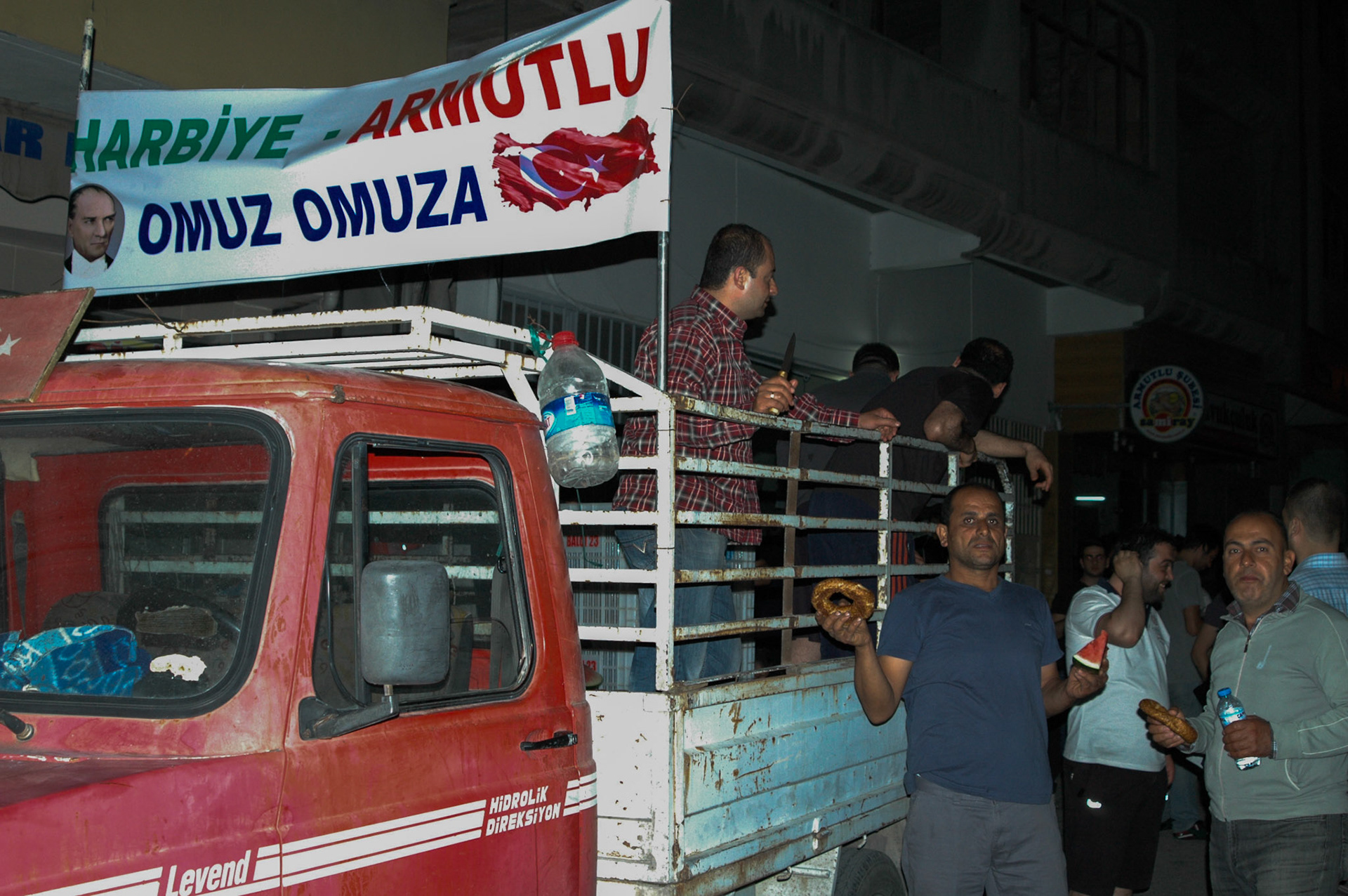 Harbiye halkı gıda desteği sağlıyor /  Armutlu