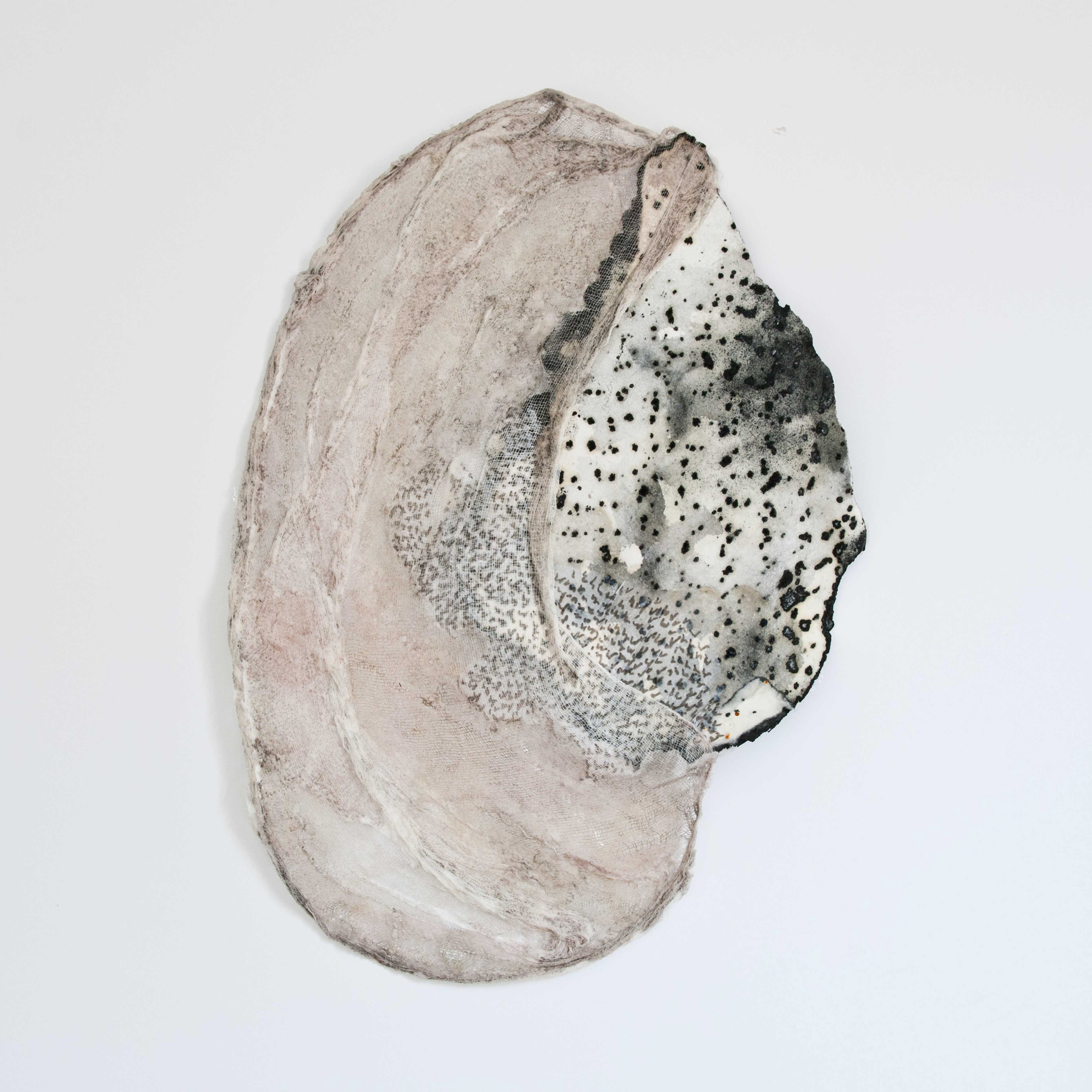 drawing/ shaped paper 2016 33x26cm paper/ graphite/ ink 