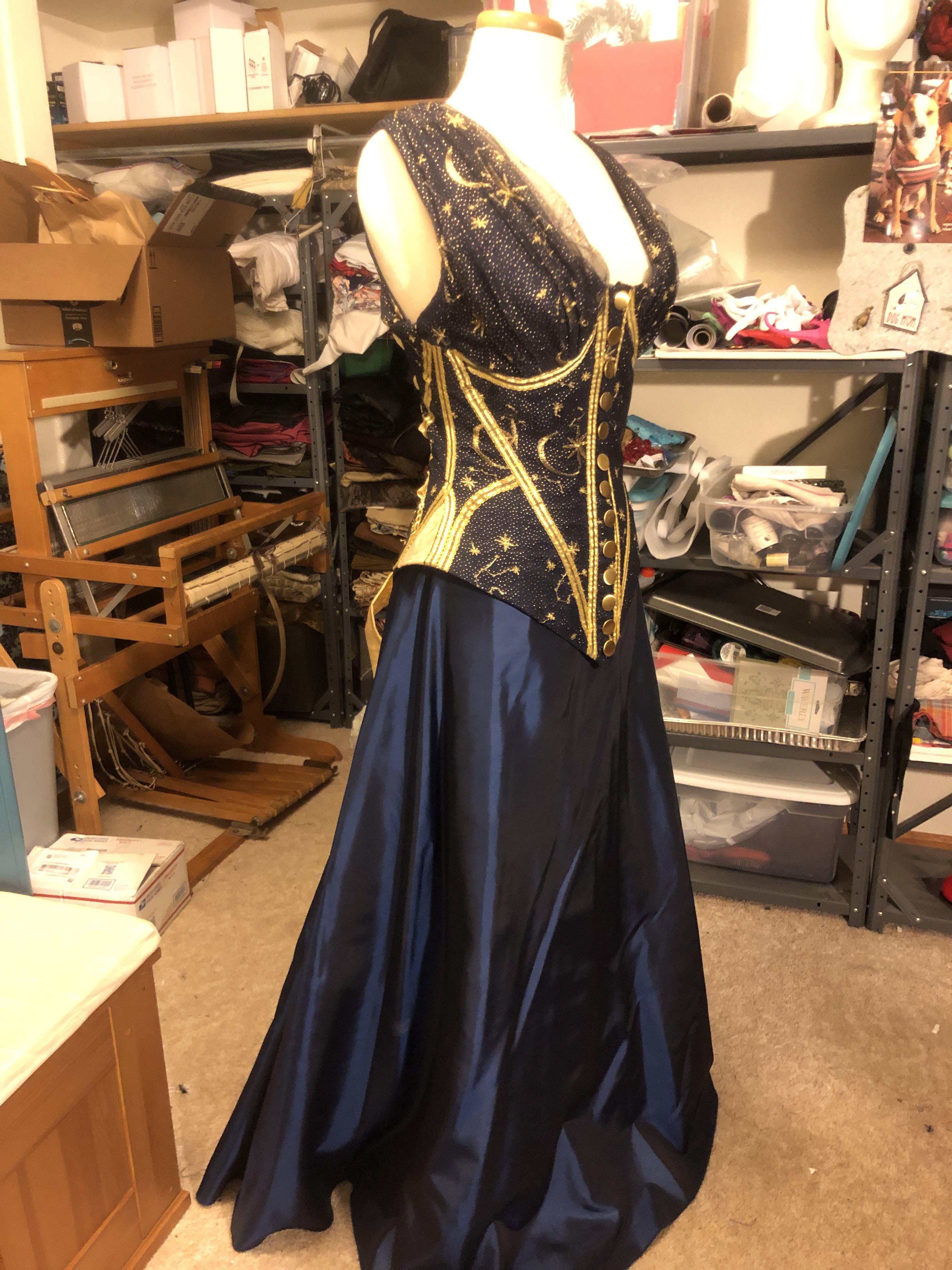 Themed corset for my boss (with Bridgerton leftovers)