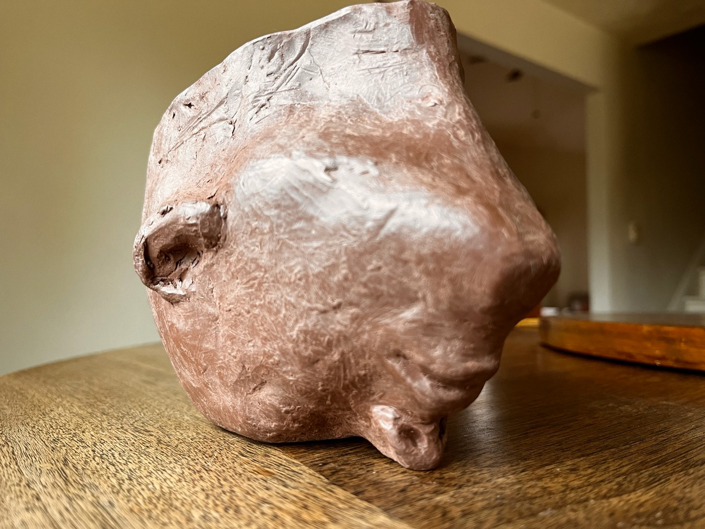 When therapists and clients create and share their artworks using the same material, it becomes a means to foster a deep sense of empathy and develop closer relationships. This is especially true because the soil has properties that can be rubbed again to make a new shape and fixed if you notice any shape over and over again. In the case of ceramics, art therapy seems even more like art becoming therapy, just as its name suggests.