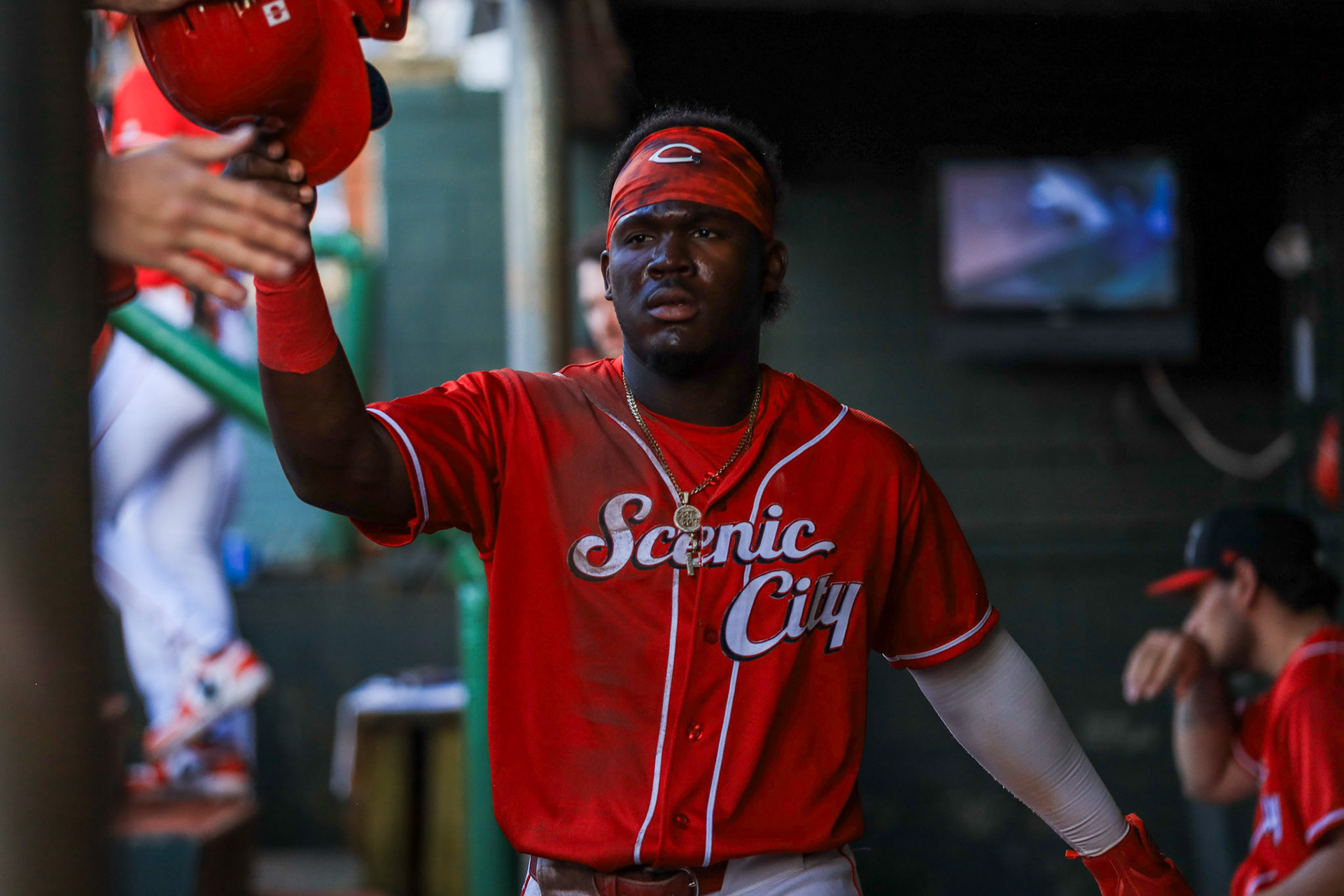 Lookouts vs. Clingstones 4.26 - Hector Rodriguez Dugout high-five line