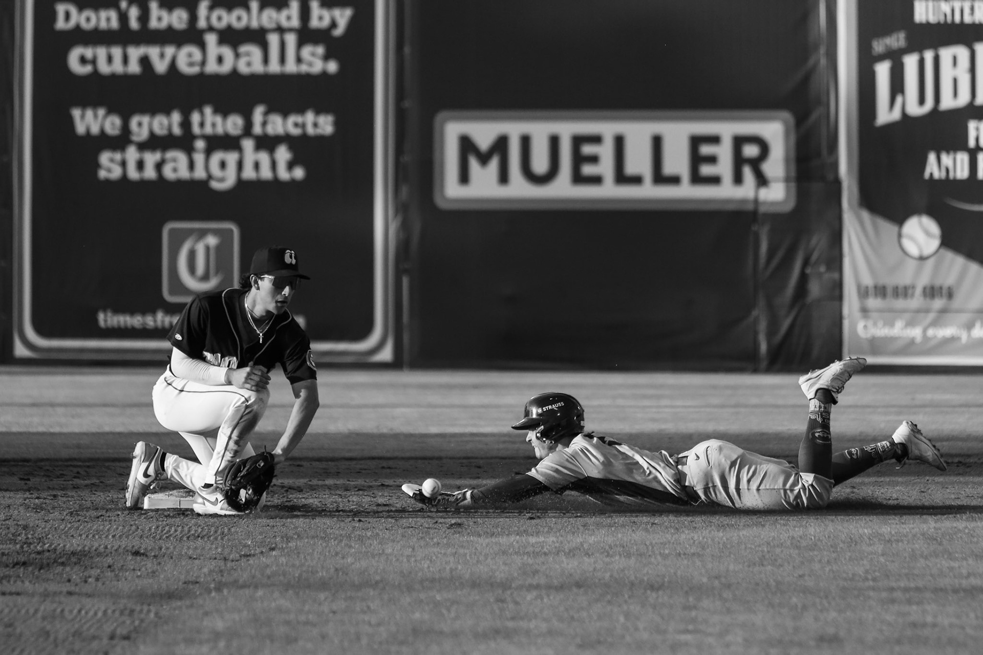 Lookouts vs. Smokies 5.6 - Dominic Pitelli tags out player at second