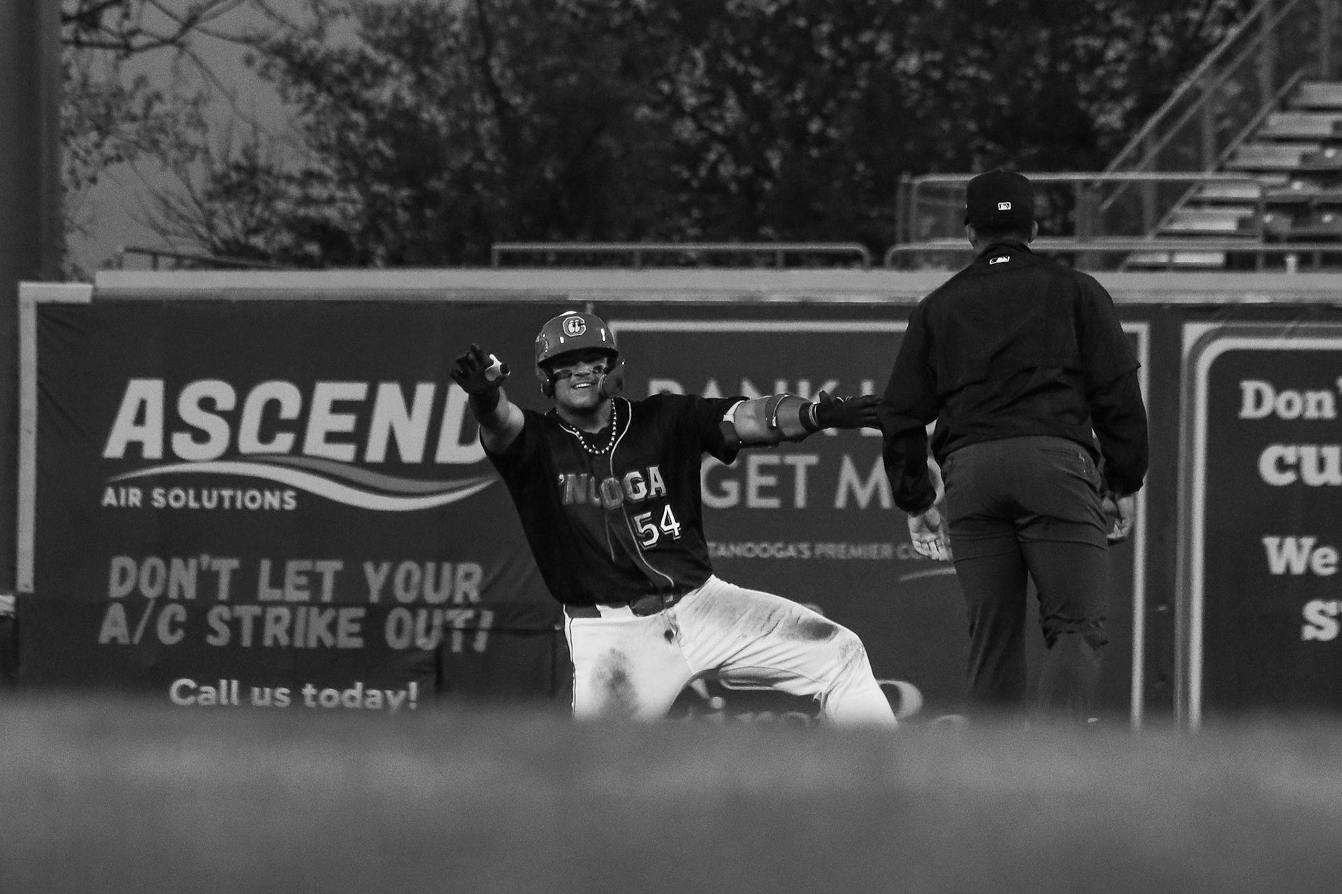 Lookouts vs. Barons 4.9 - Ruben Ibarra steals second