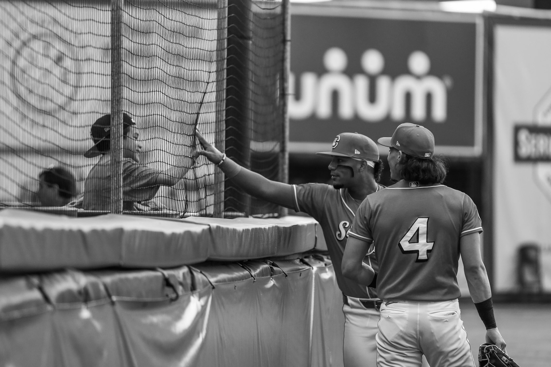 Lookouts vs. Smokies 8.1 - Leo Balcazar greeting fan