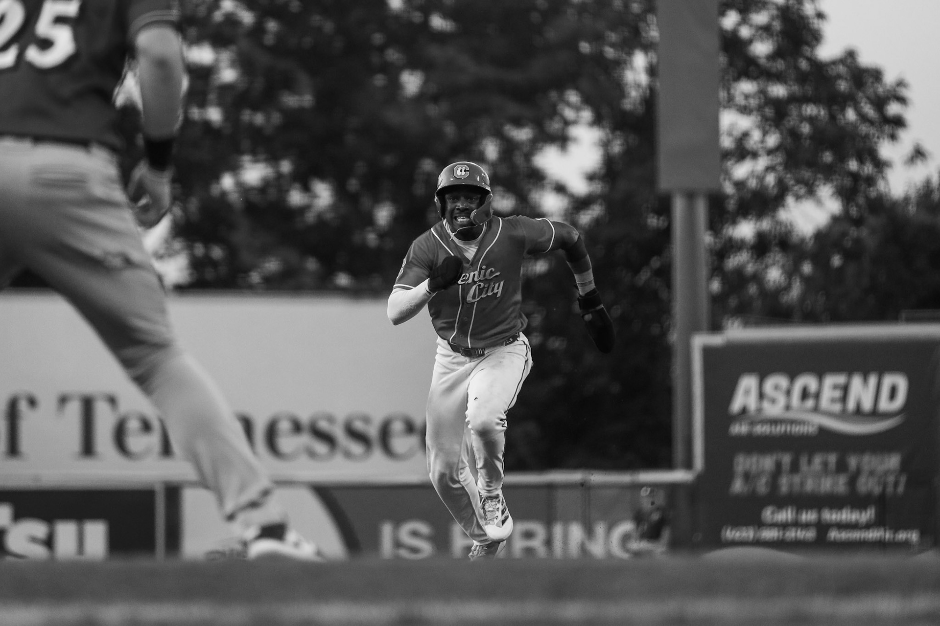 Lookouts vs. Shuckers 6.11 - Jay Allen II running to third