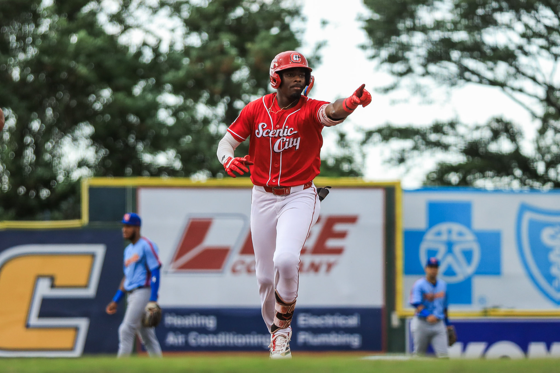 Lookouts vs. Smokies 8.1 - Jay Allen II home run trot