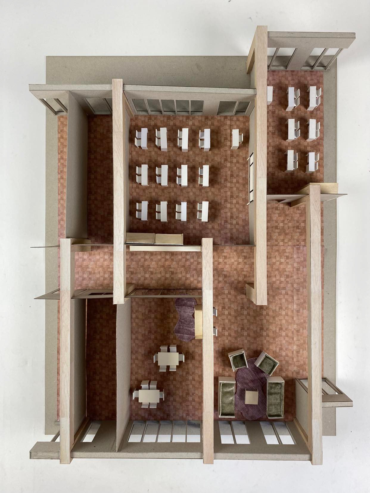 Maquette met schoolinvulling - klas, remediëringslokaal, groepsruimte
