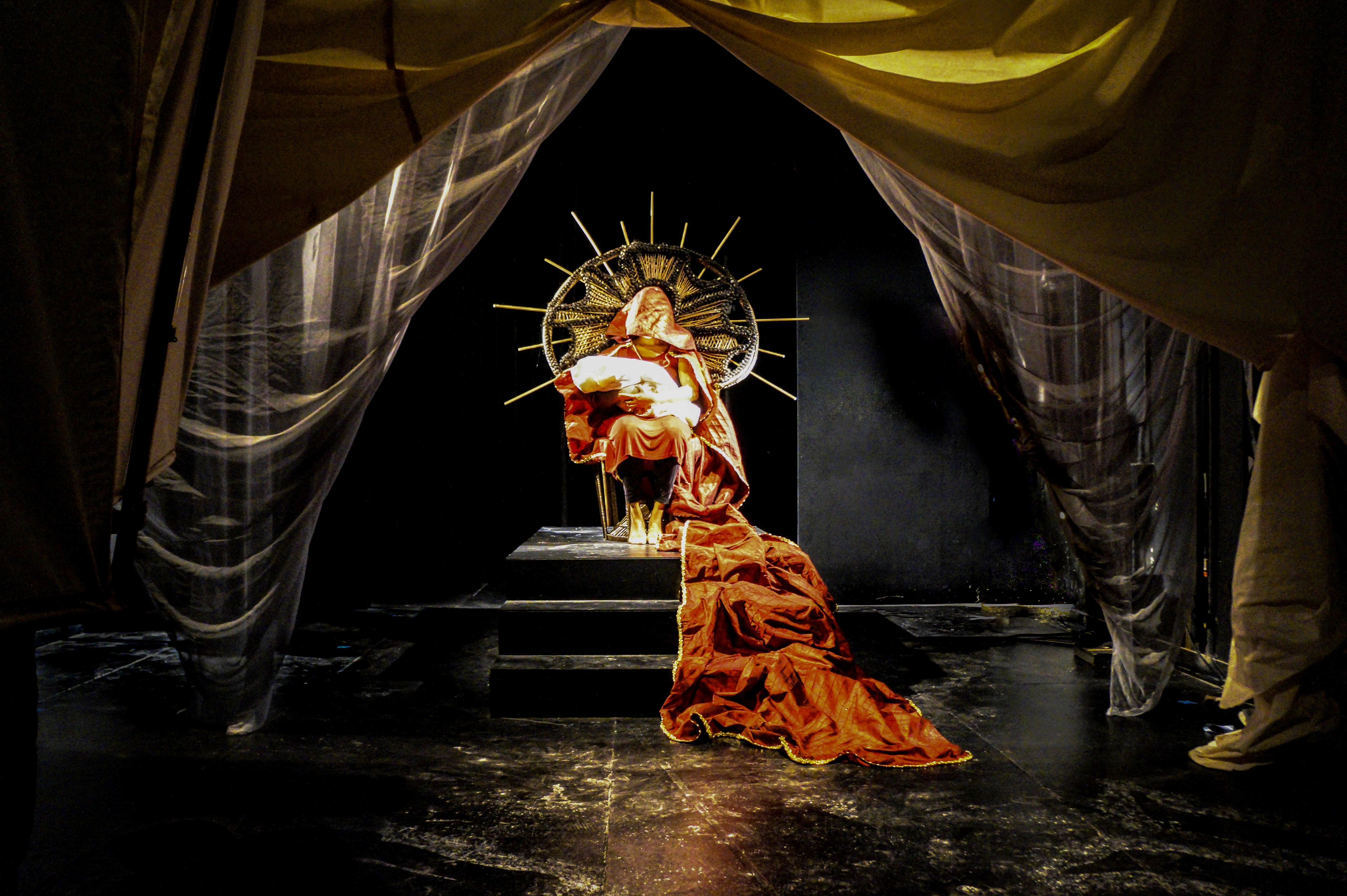 Rigged tableau system to reveal the throne.