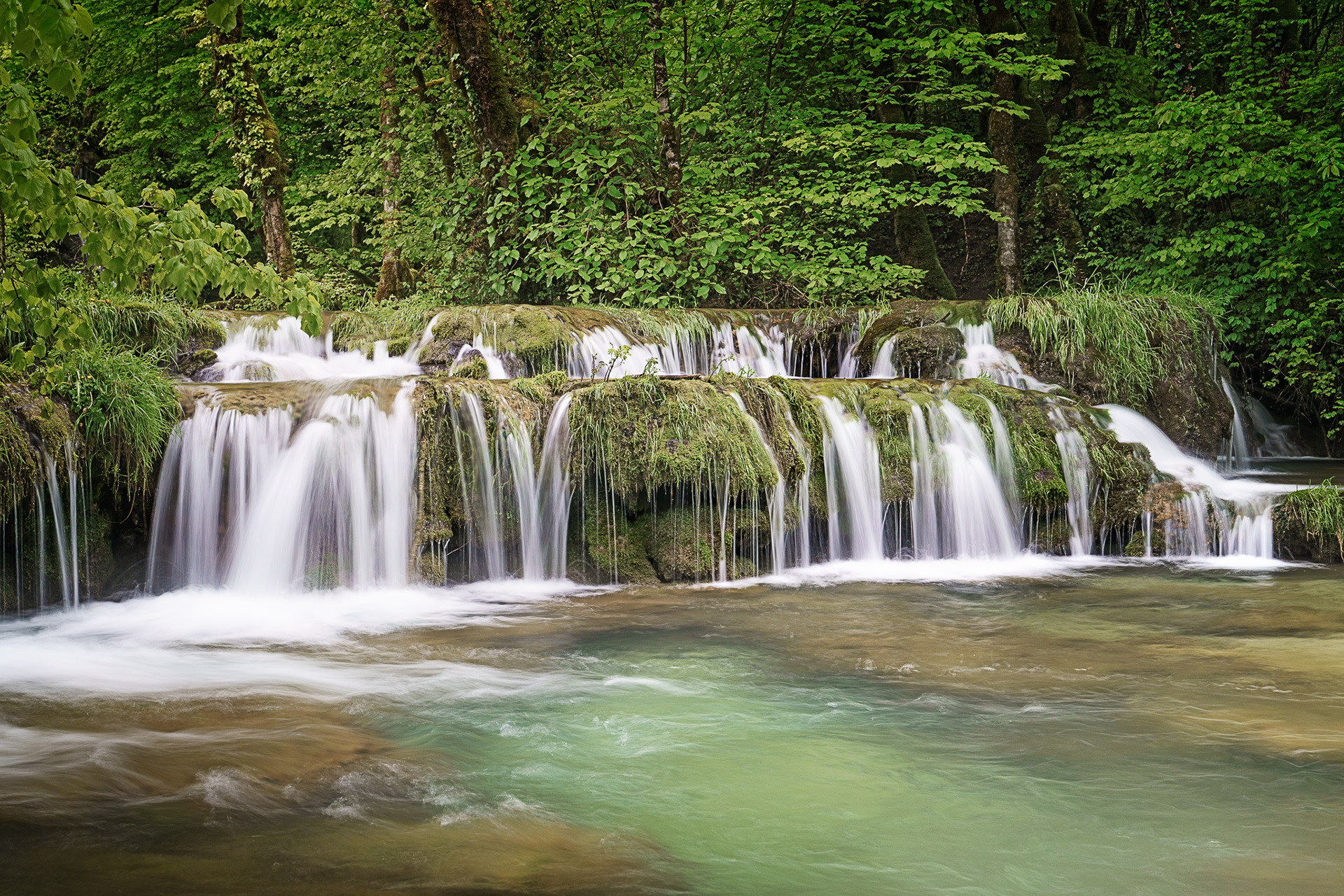 The tuff waterfall (Planches-près-Arbois)