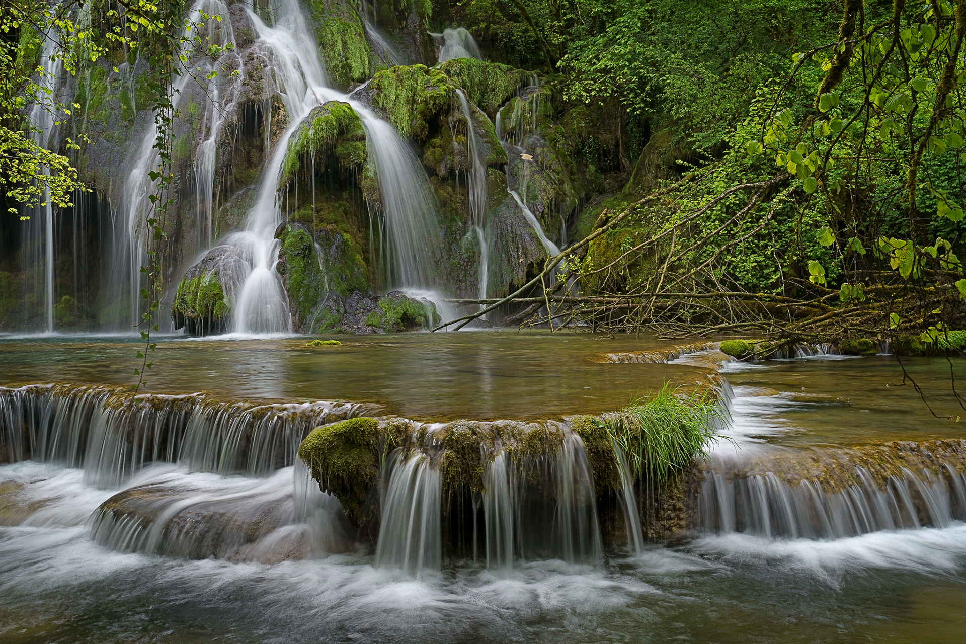 The tuff waterfall (Planches-près-Arbois)