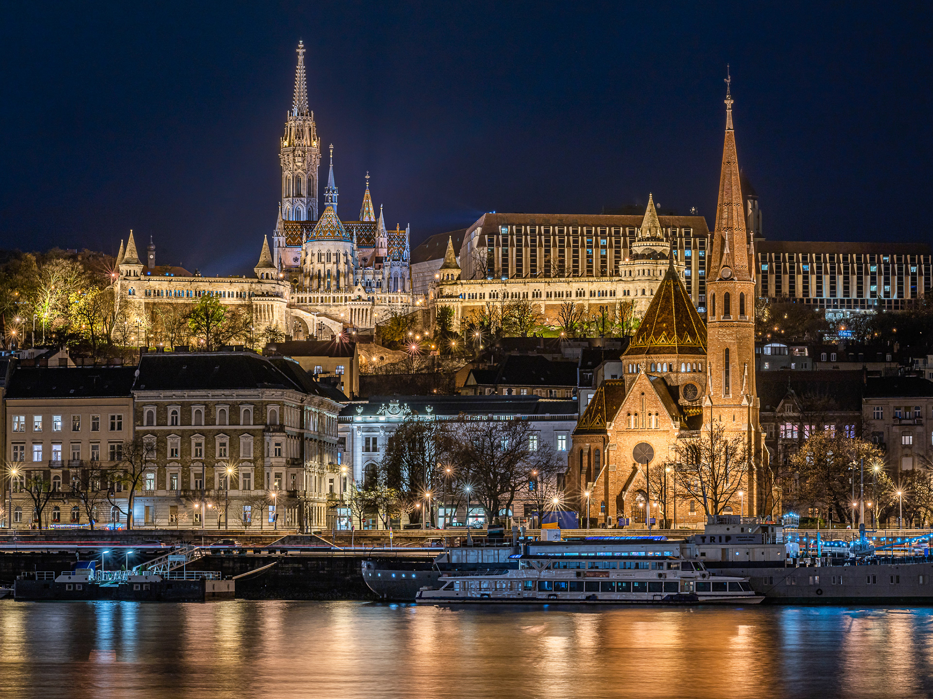 Calvinist Church in the foreground and Fisherman's bastion including Mátyás Templom in the background