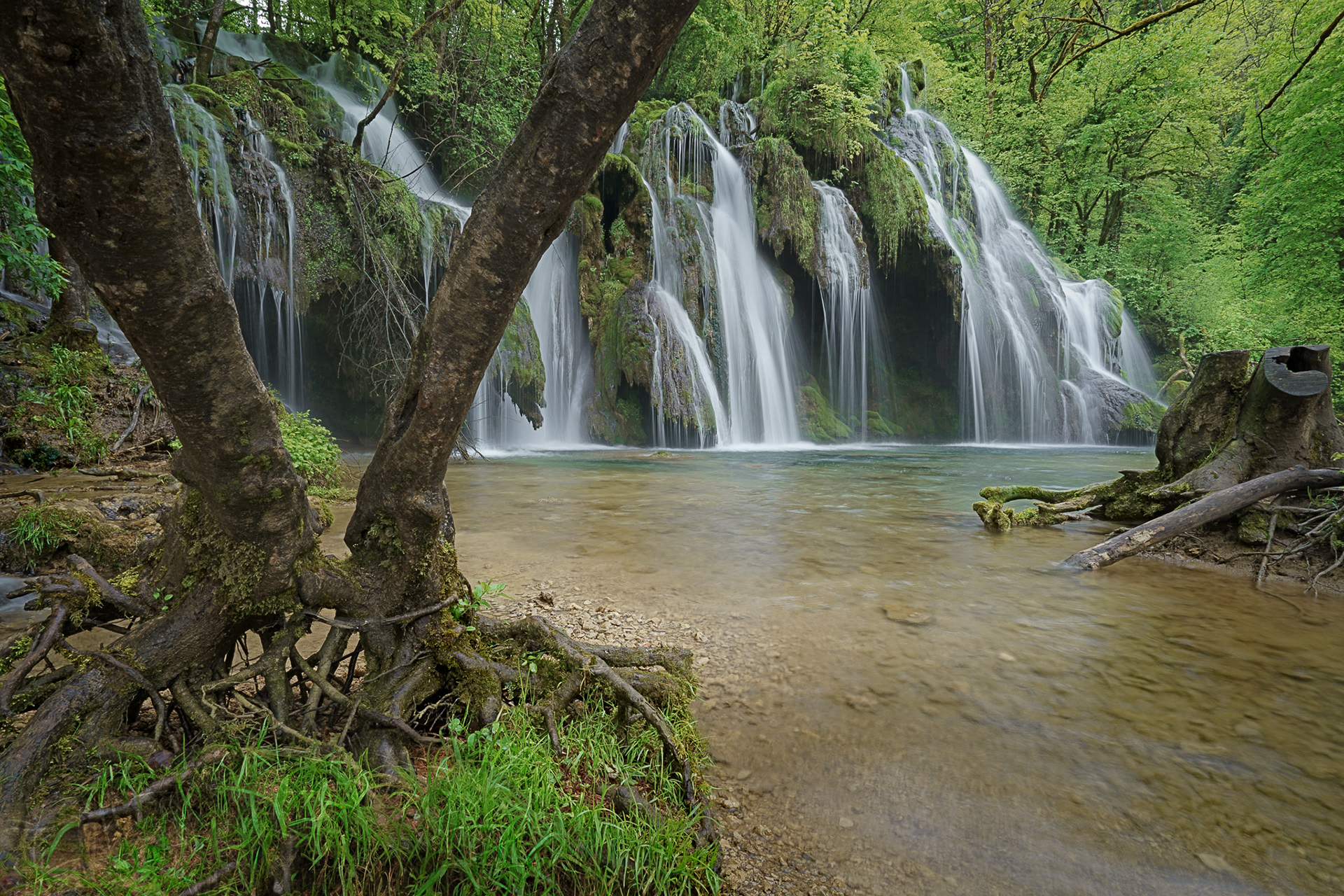 The tuff waterfall (Planches-près-Arbois)