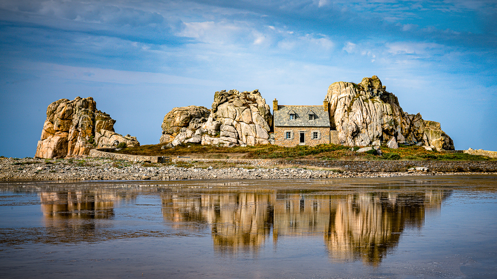 Plougrescant - The small house beetween the rocks