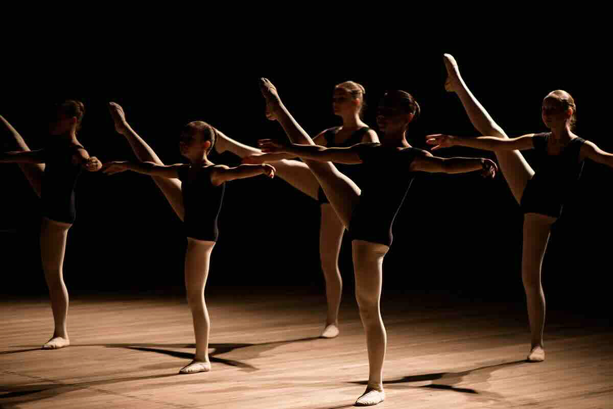Jeunes danseuses en répétition illustrant l’anxiété de performance, le perfectionnisme et la peur de l’échec chez l’enfant et l’adolescent