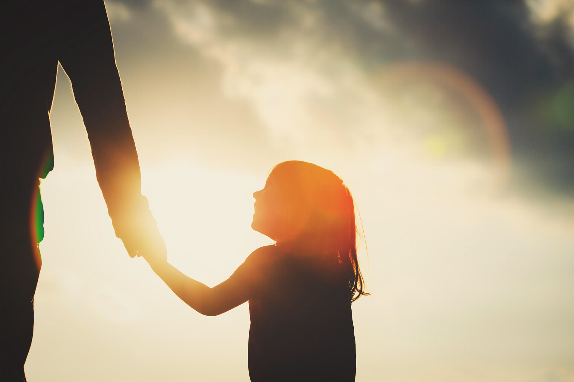 Parent accompagnant son enfant dans son développement et son autonomie