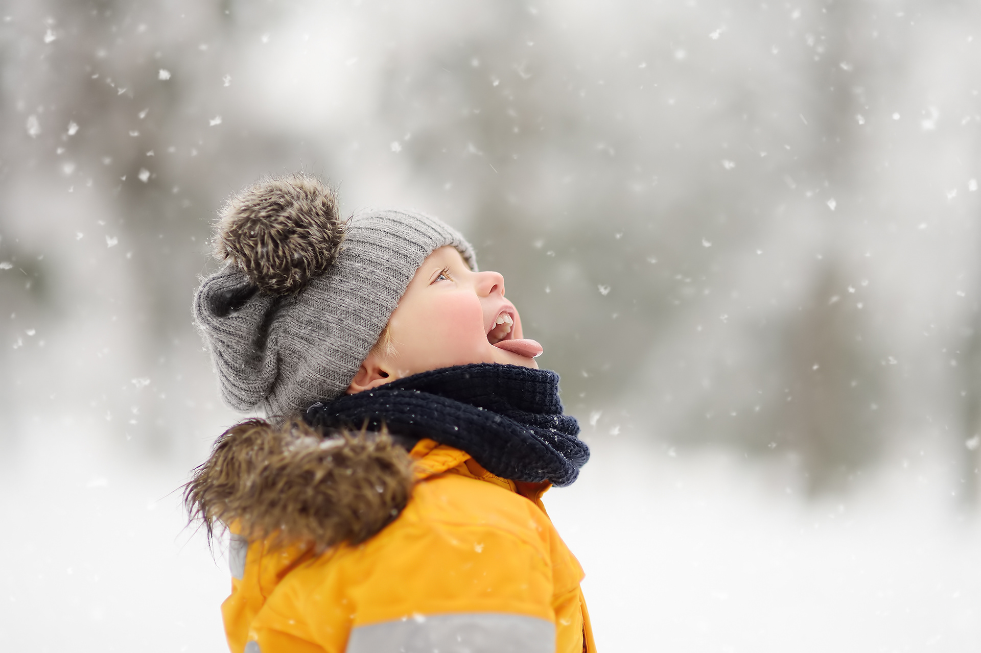 Enfant découvrant les flocons de neige avec curiosité dans une démarche de pleine conscience.