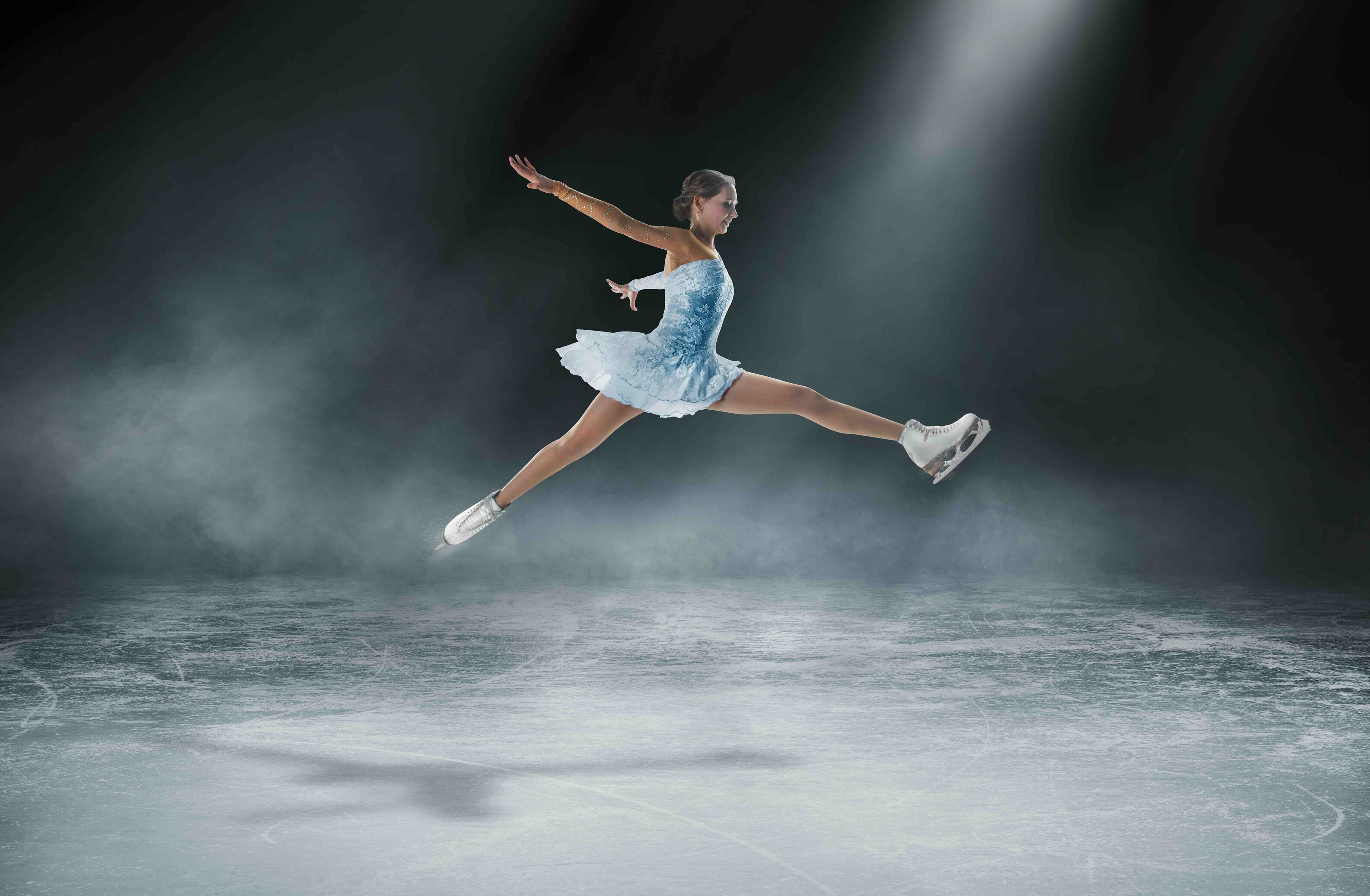 Jeune adolescente réalisant une figure de patinage artistique, illustrant la confiance en soi, l’affirmation de soi et le dépassement de soi