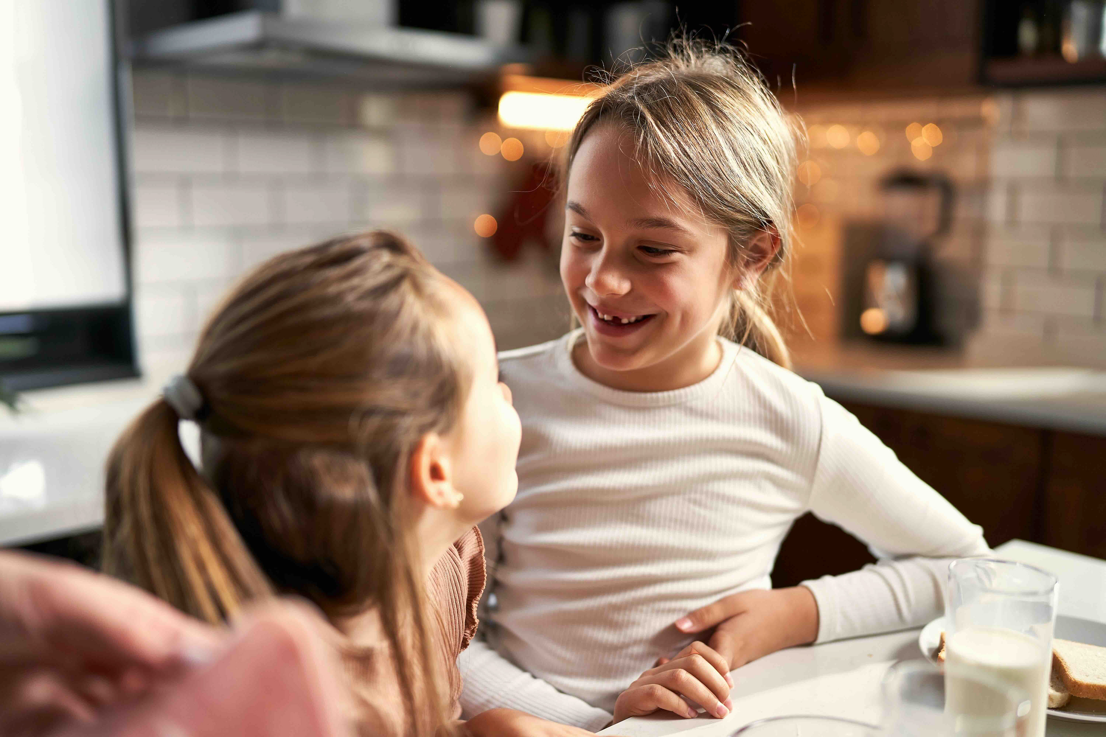 Parent aidant un enfant anxieux à exprimer ses émotions dans un climat de confiance