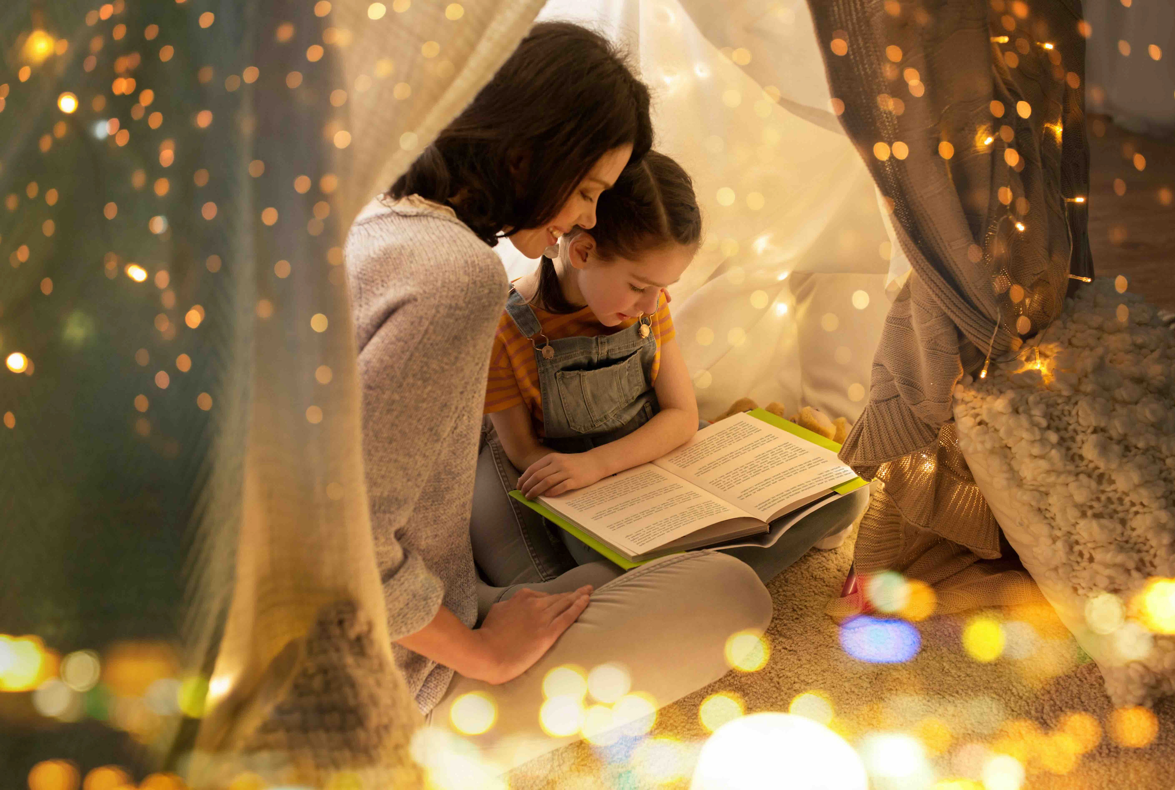Lecture partagée entre une mère et son enfant. Les histoires aident les enfants à comprendre leurs émotions et à grandir.