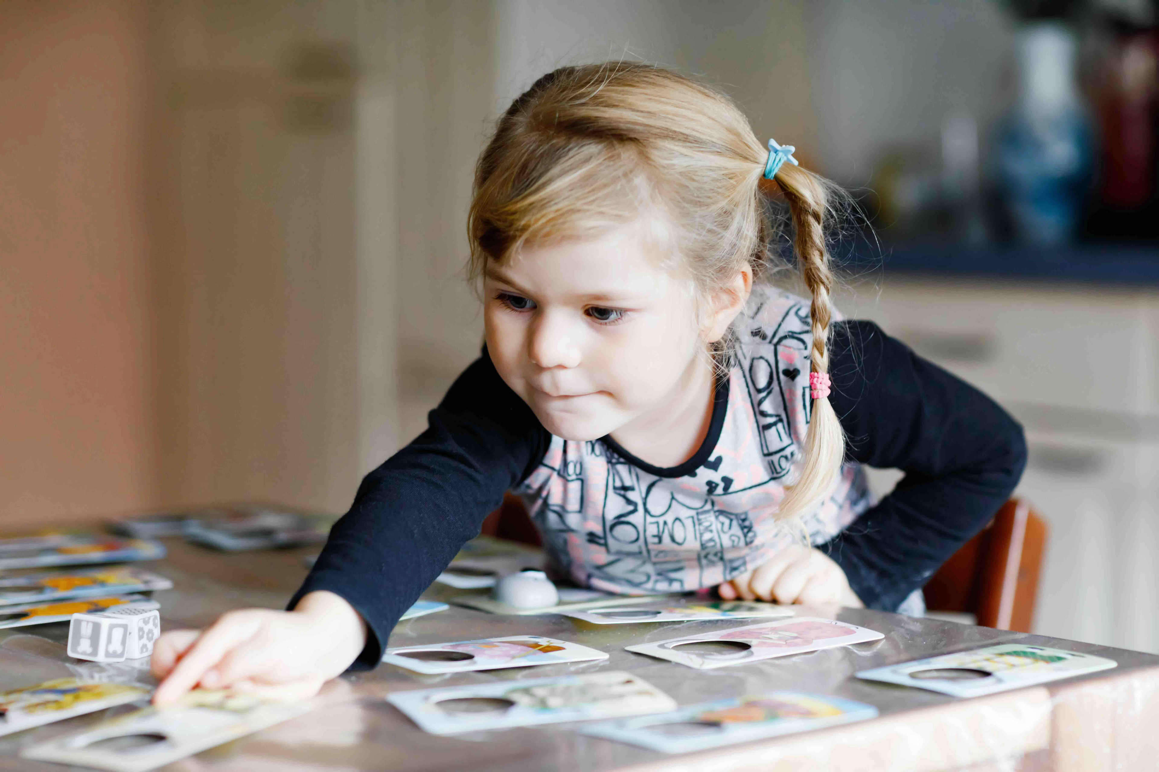 Enfant concentré développant sa confiance en soi à travers le jeu et l'expérimentation