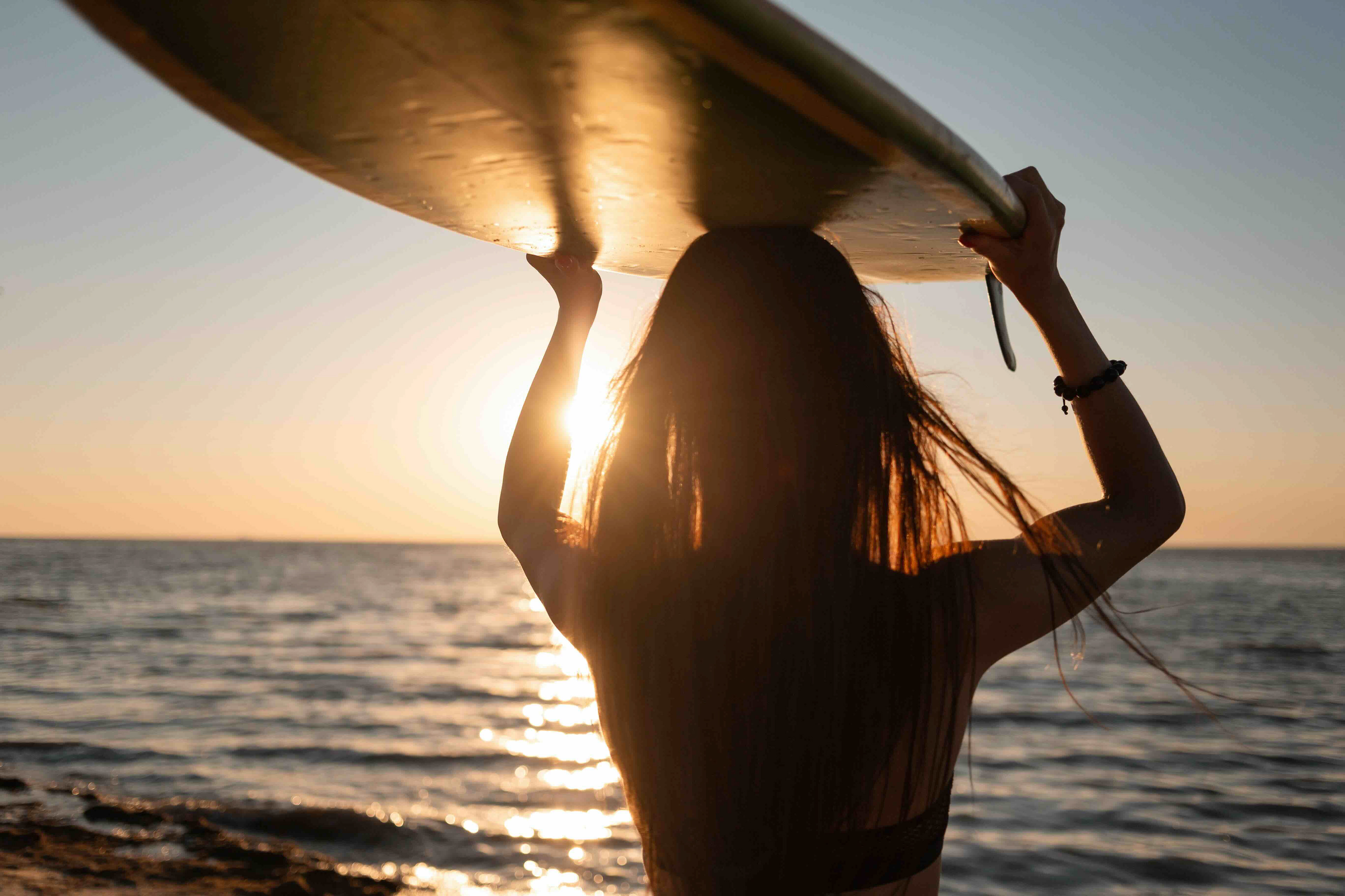 Adolescente face à la mer avec une planche de surf – Sophro.kids, sophrologie pour adolescents à Mulhouse